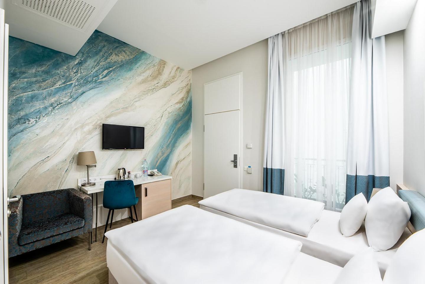 Double or twin room with Atrium view  - Photo 4