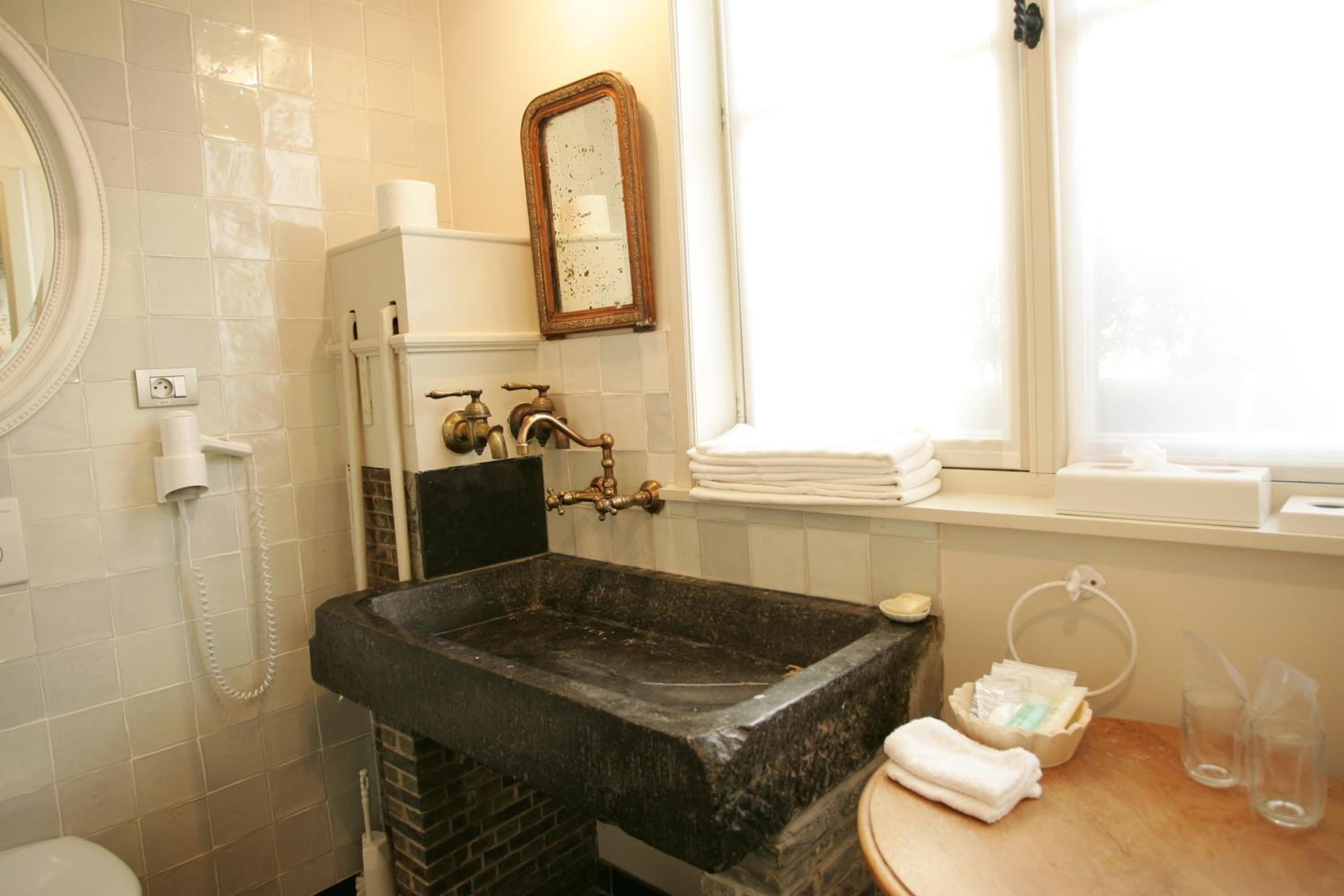 Small Double Room - Photo 11