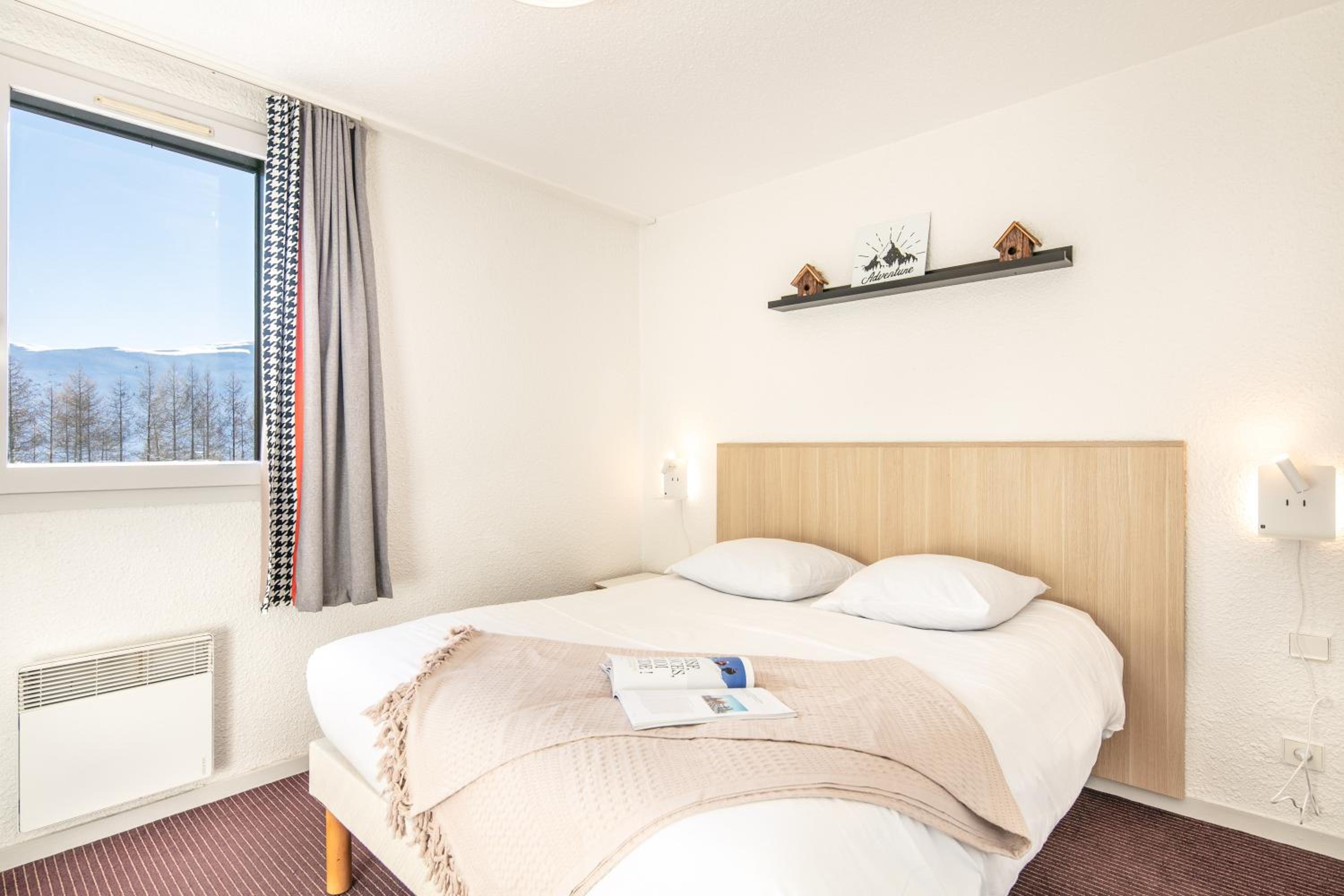 One-Bedroom Apartment with Sleeping Alcove (6 People) - South Side