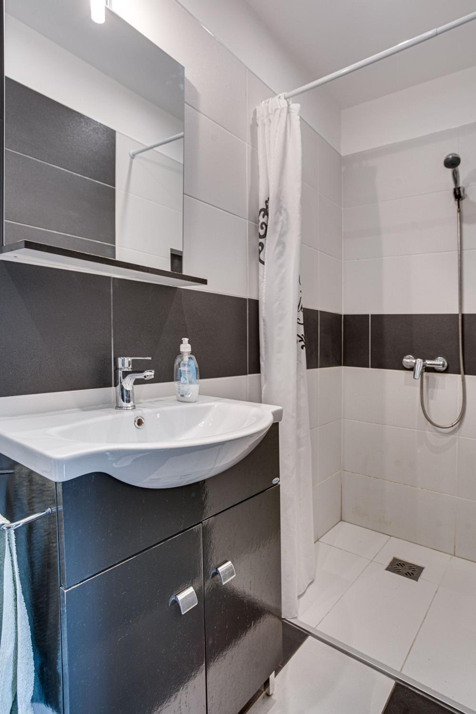 One-Bedroom Apartment - Photo 3