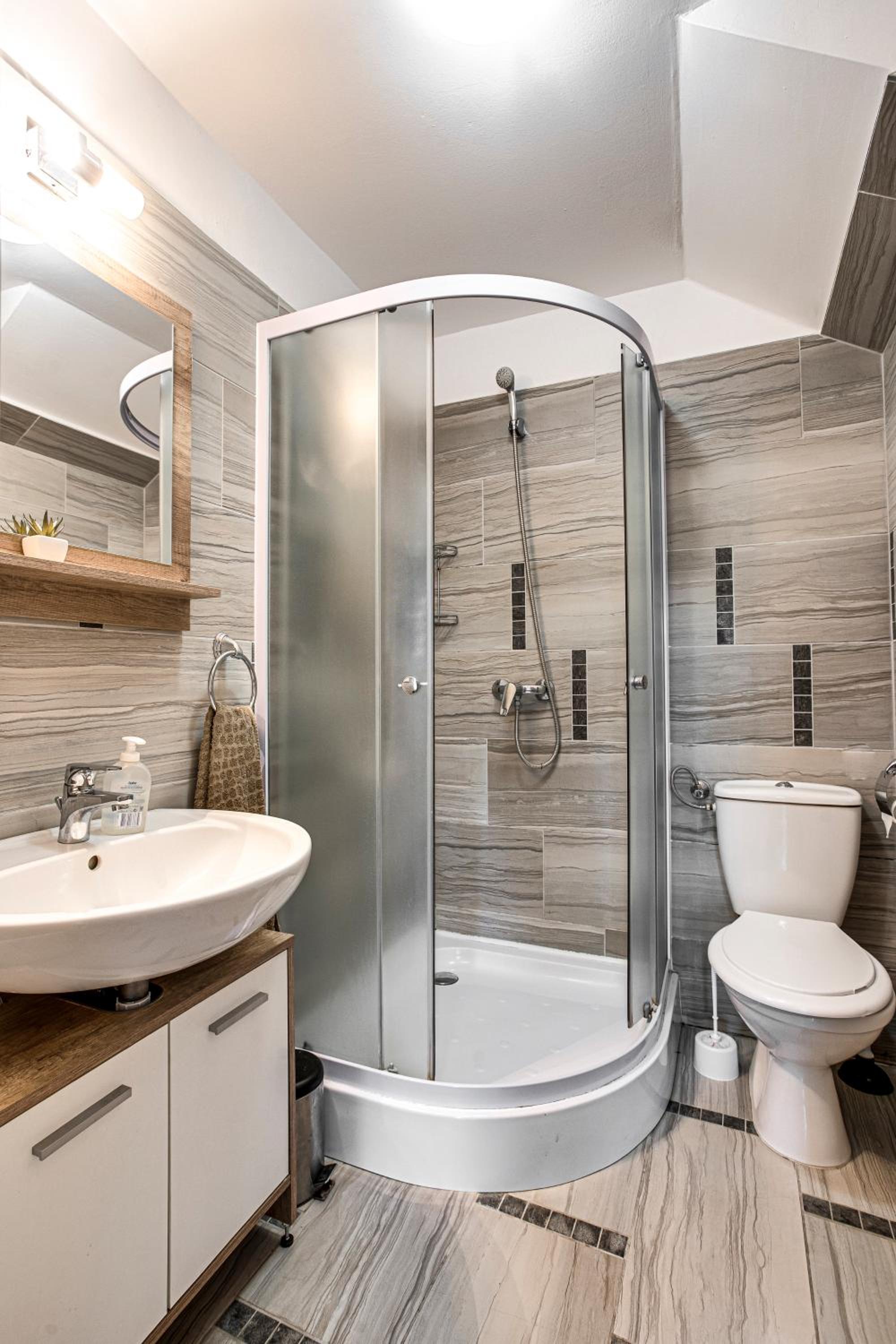 Double or Twin Room with Private Bathroom - Photo 4