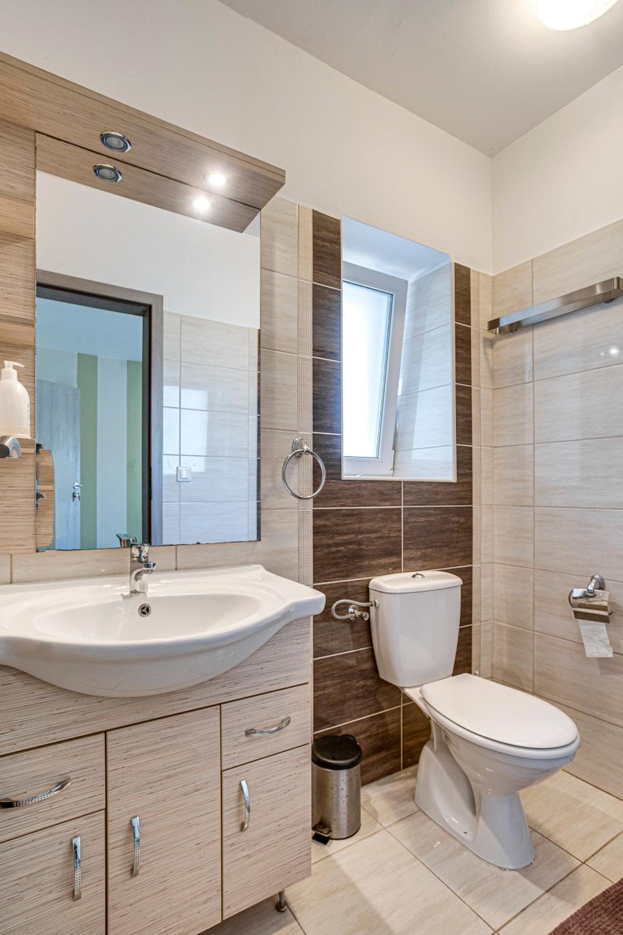 Double or Twin Room with Private Bathroom - Photo 2