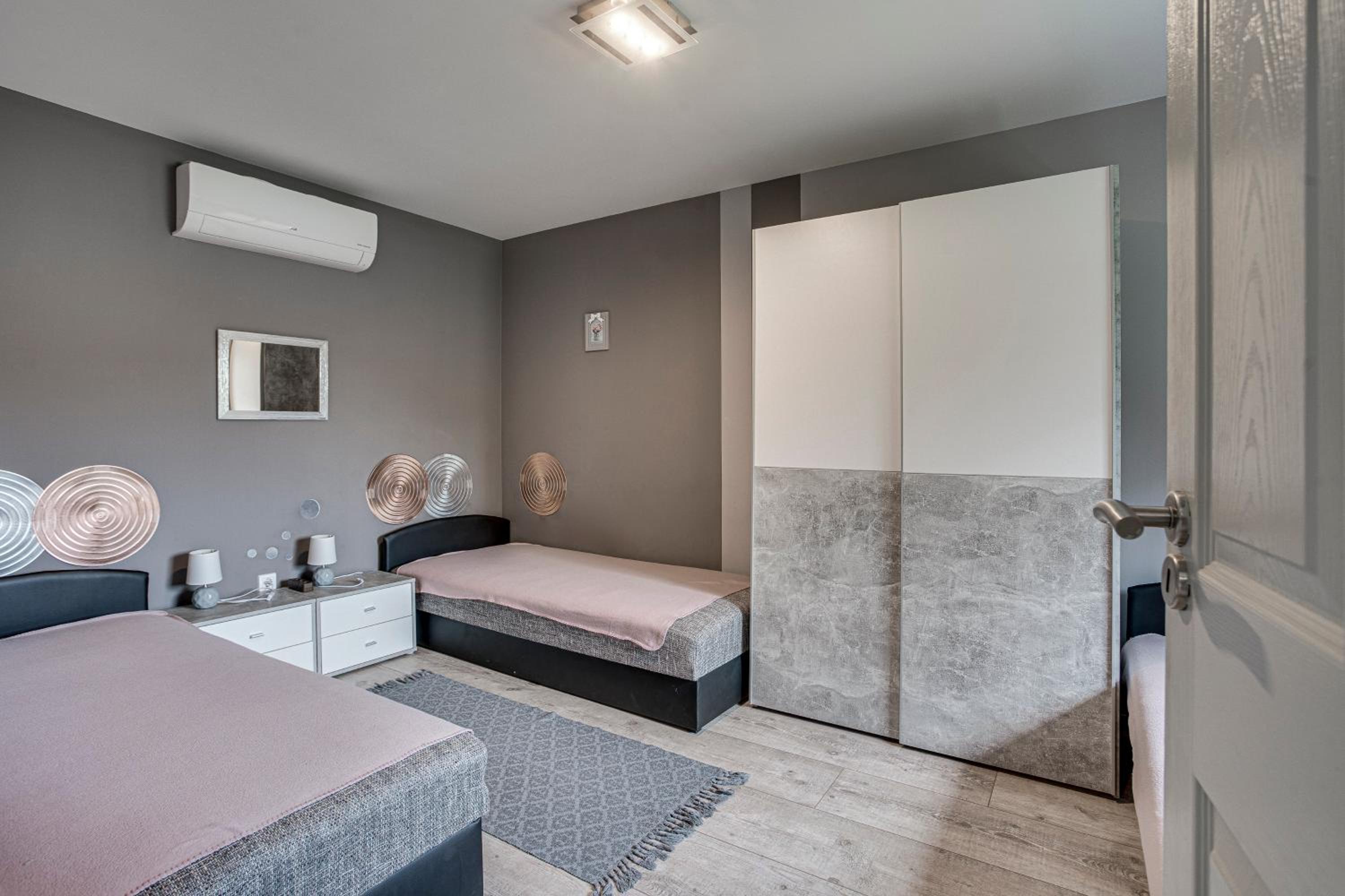 One-Bedroom Apartment - Photo 35