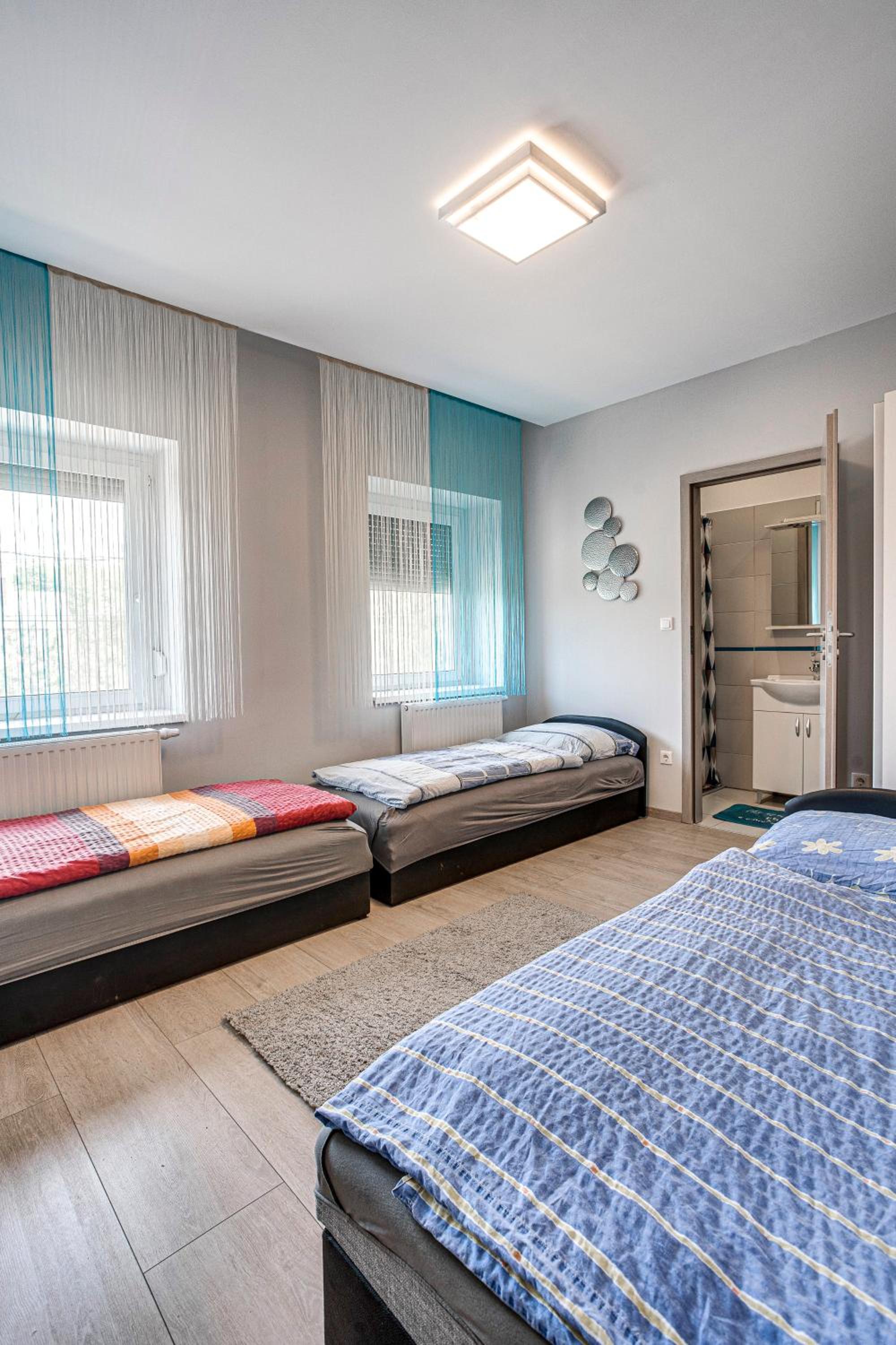 Apartment with Balcony - Photo 4