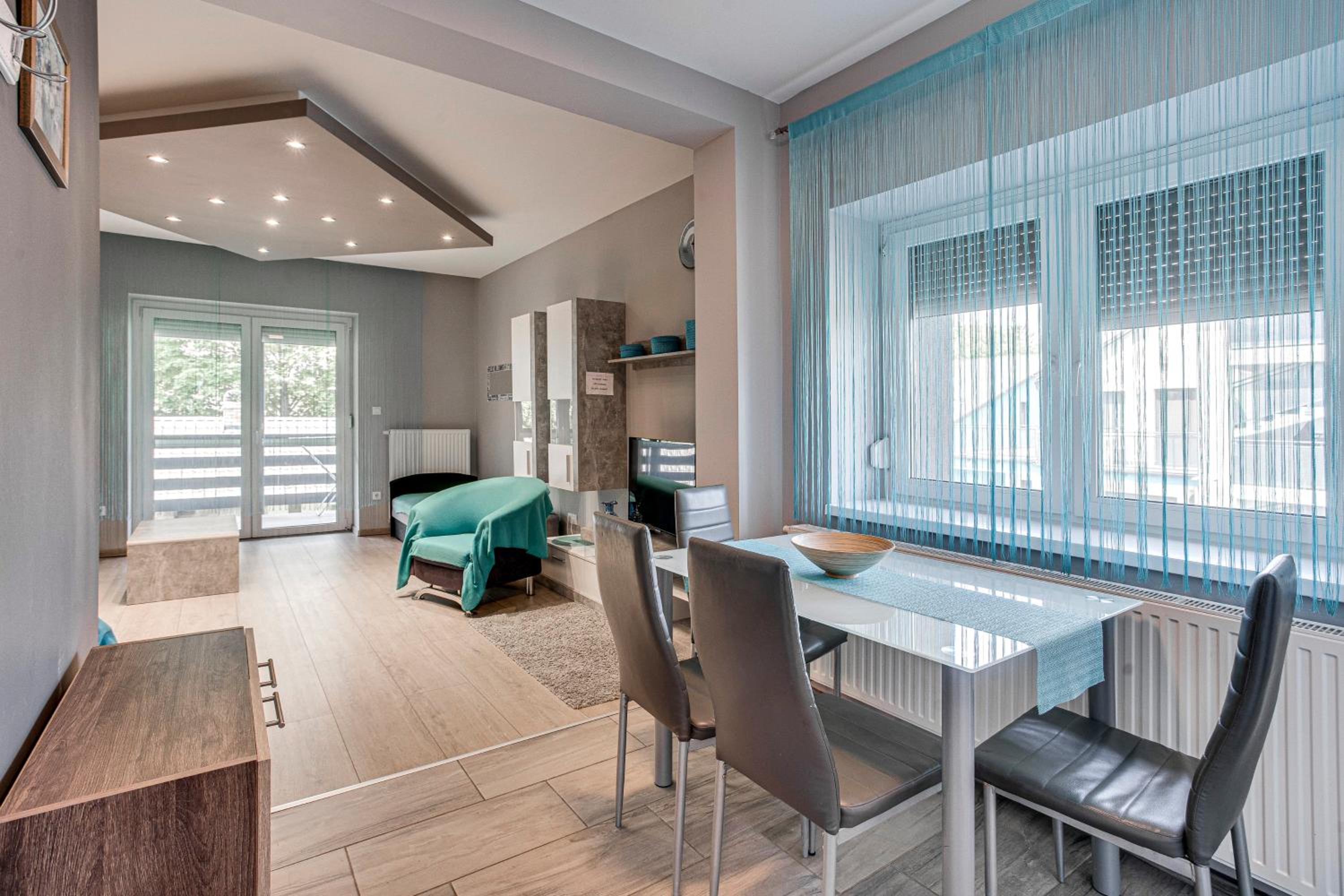 Apartment with Balcony - Photo 5
