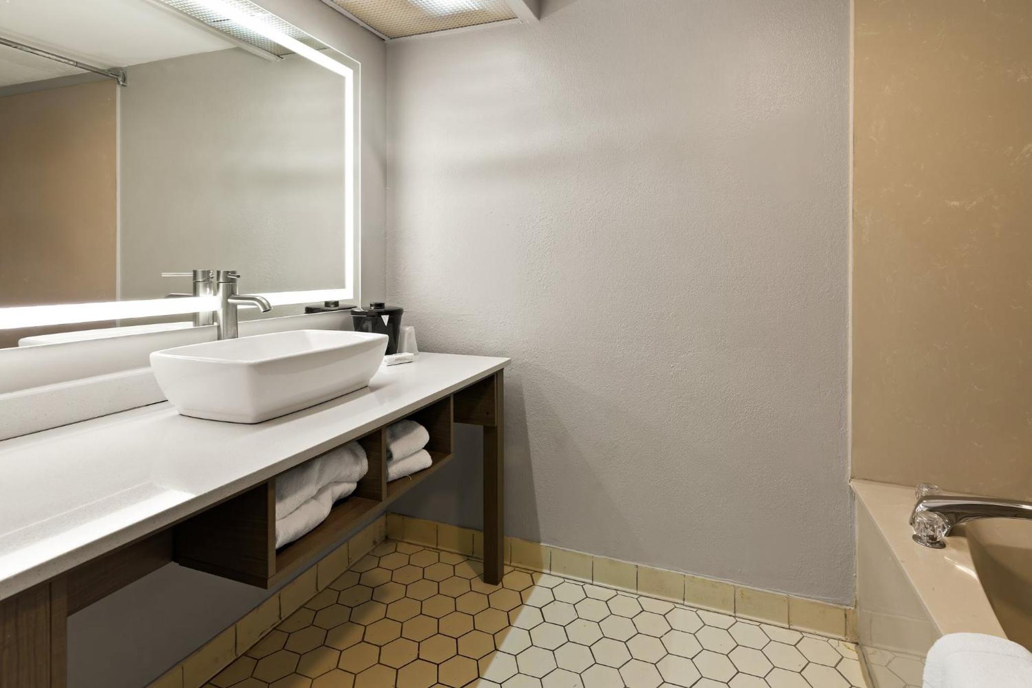 Superior King Room with Jetted Tub Non-Smoking photo 3