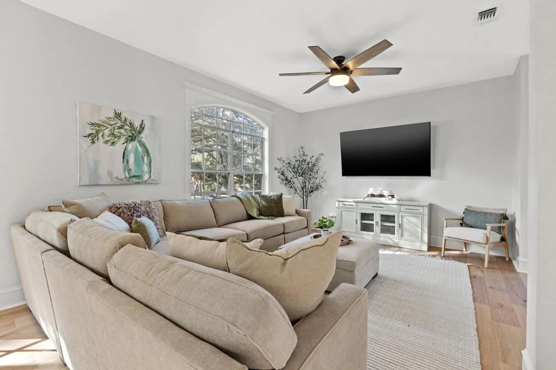 Five-Bedroom House photo 1