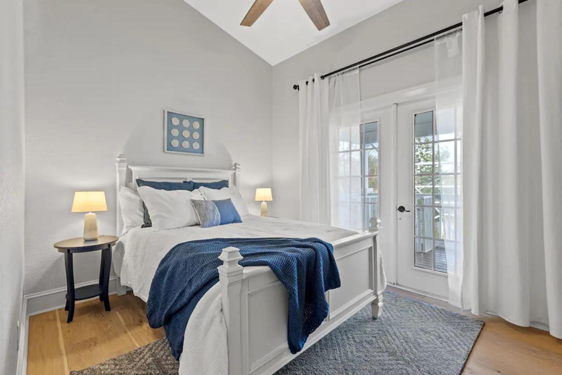 Five-Bedroom House photo 2