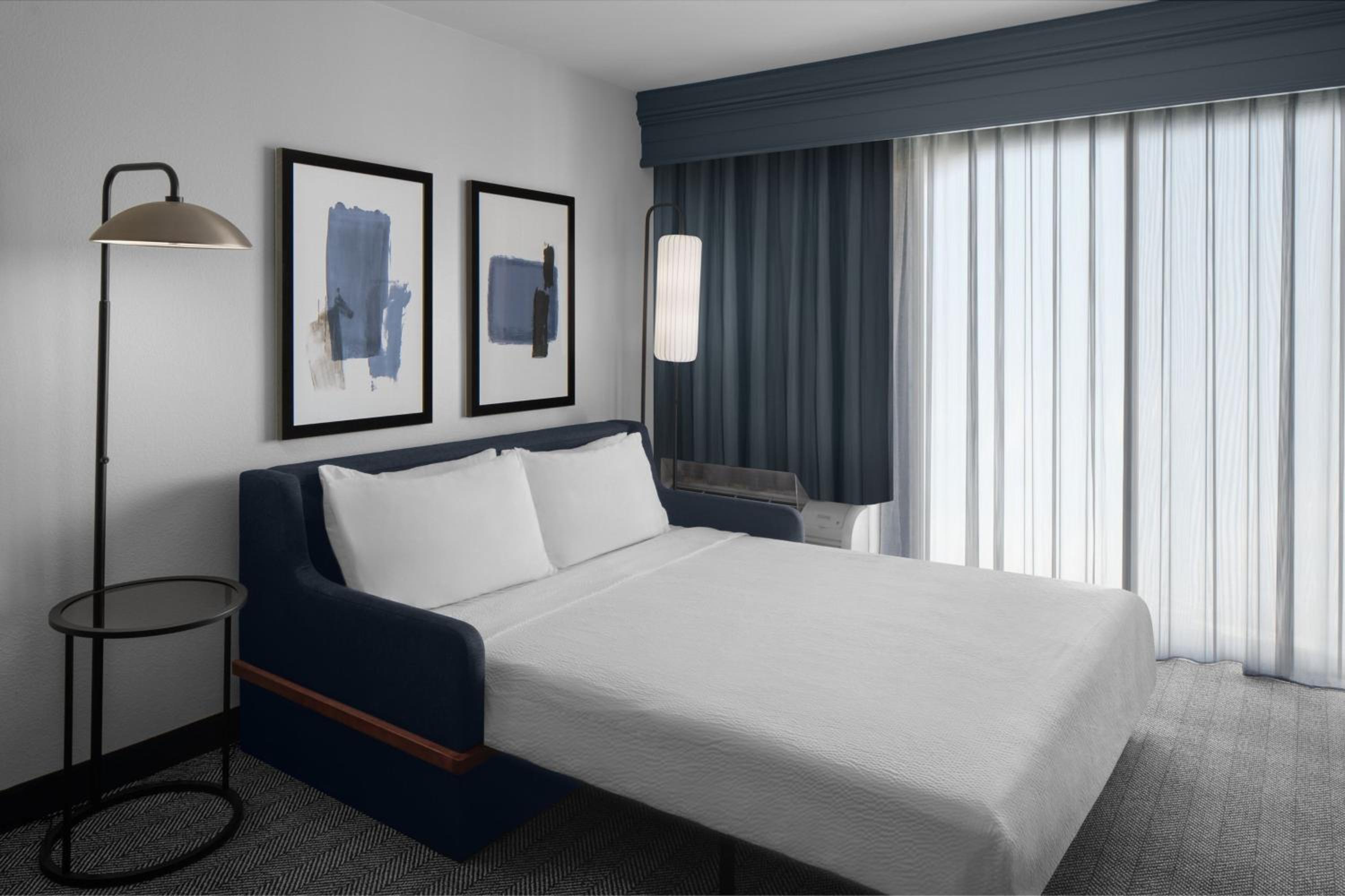 Guest room, 1 King, Sofa bed, Balcony - Photo 8