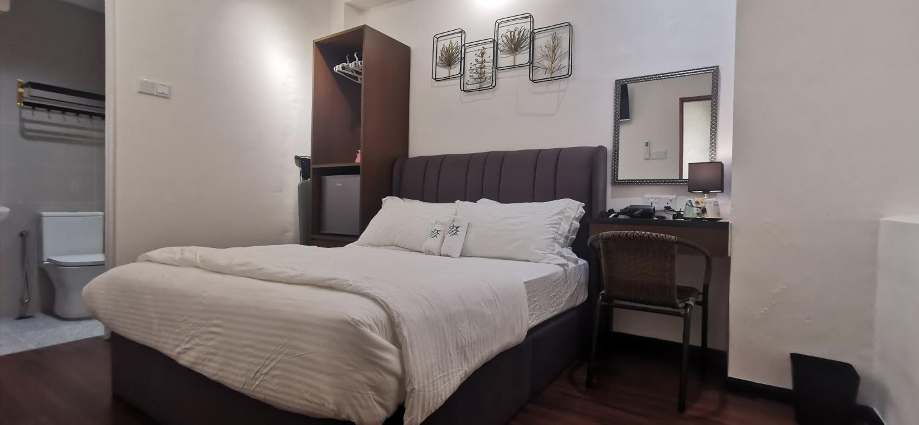 Double Room with Private Bathroom (No window) - Photo 1