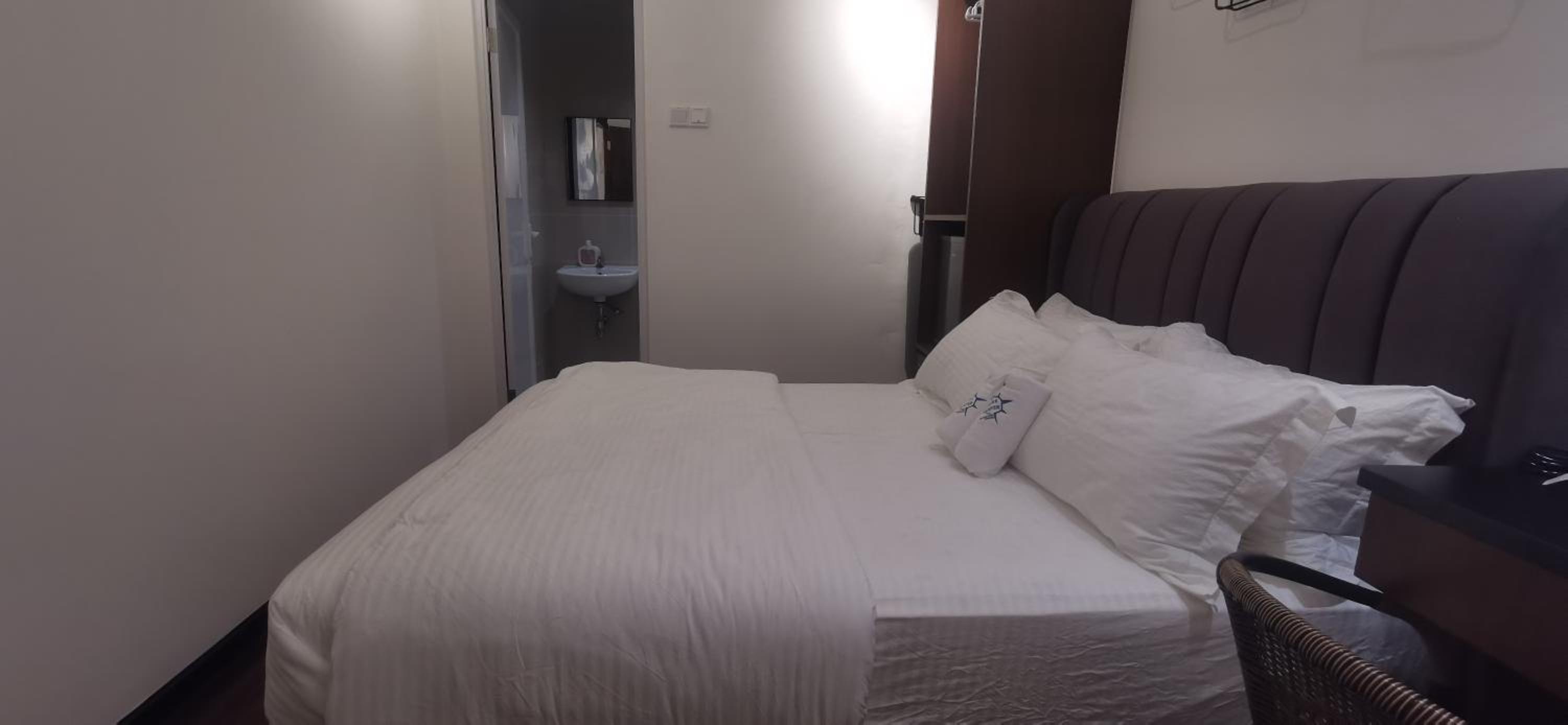 Double Room with Private Bathroom (No window) - Photo 5