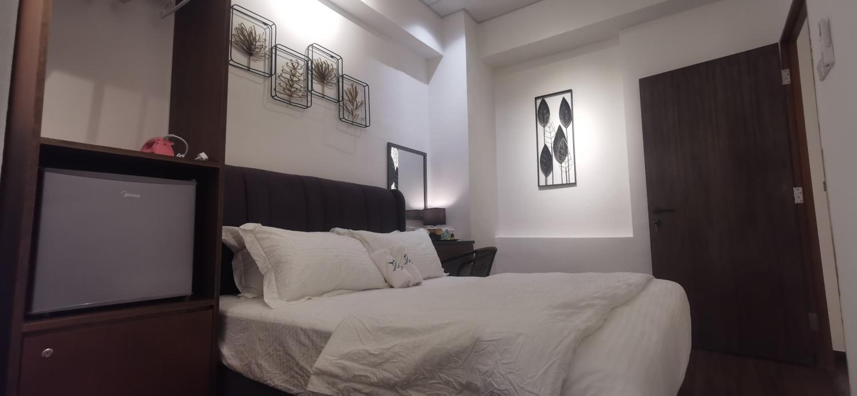 Double Room with Private Bathroom (No window) - Photo 2