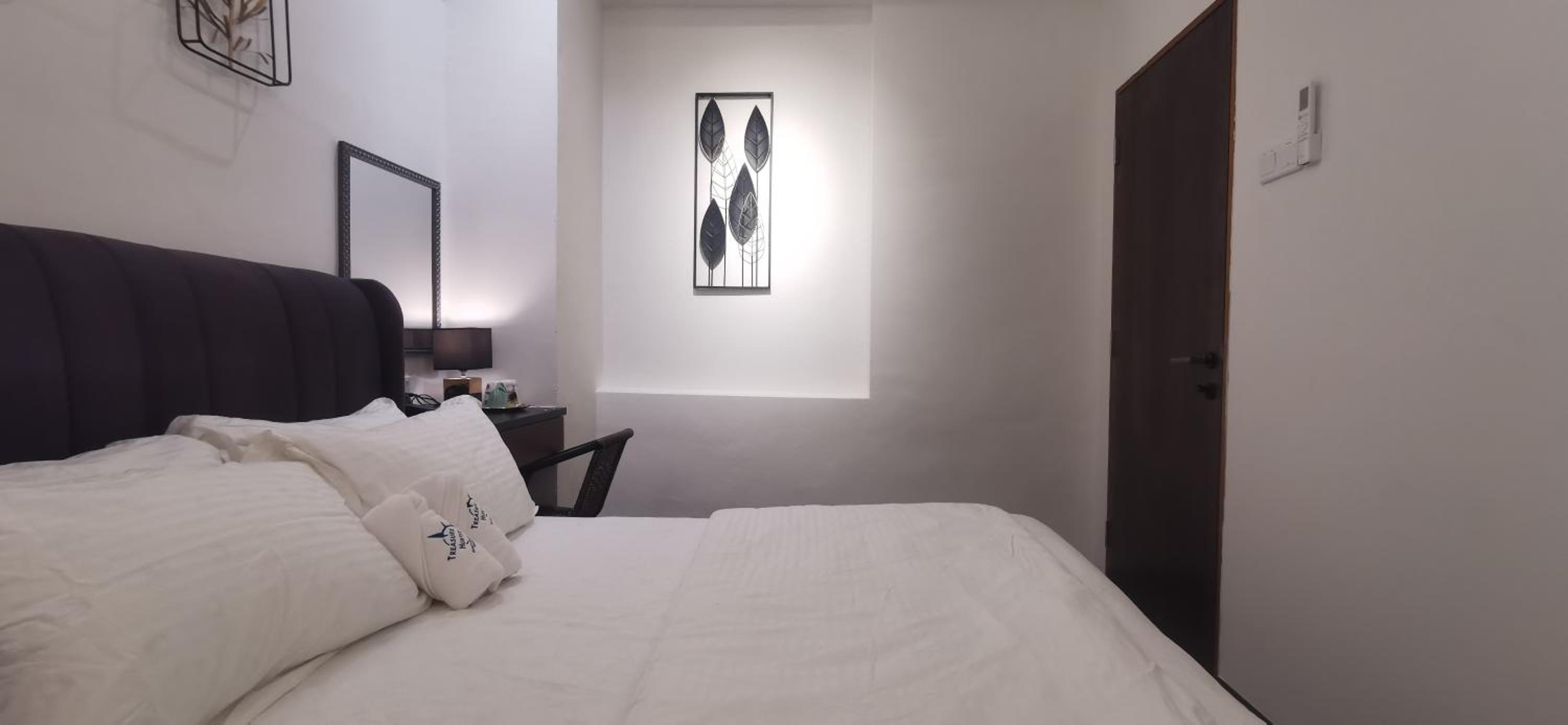Double Room with Private Bathroom (No window) - Photo 4