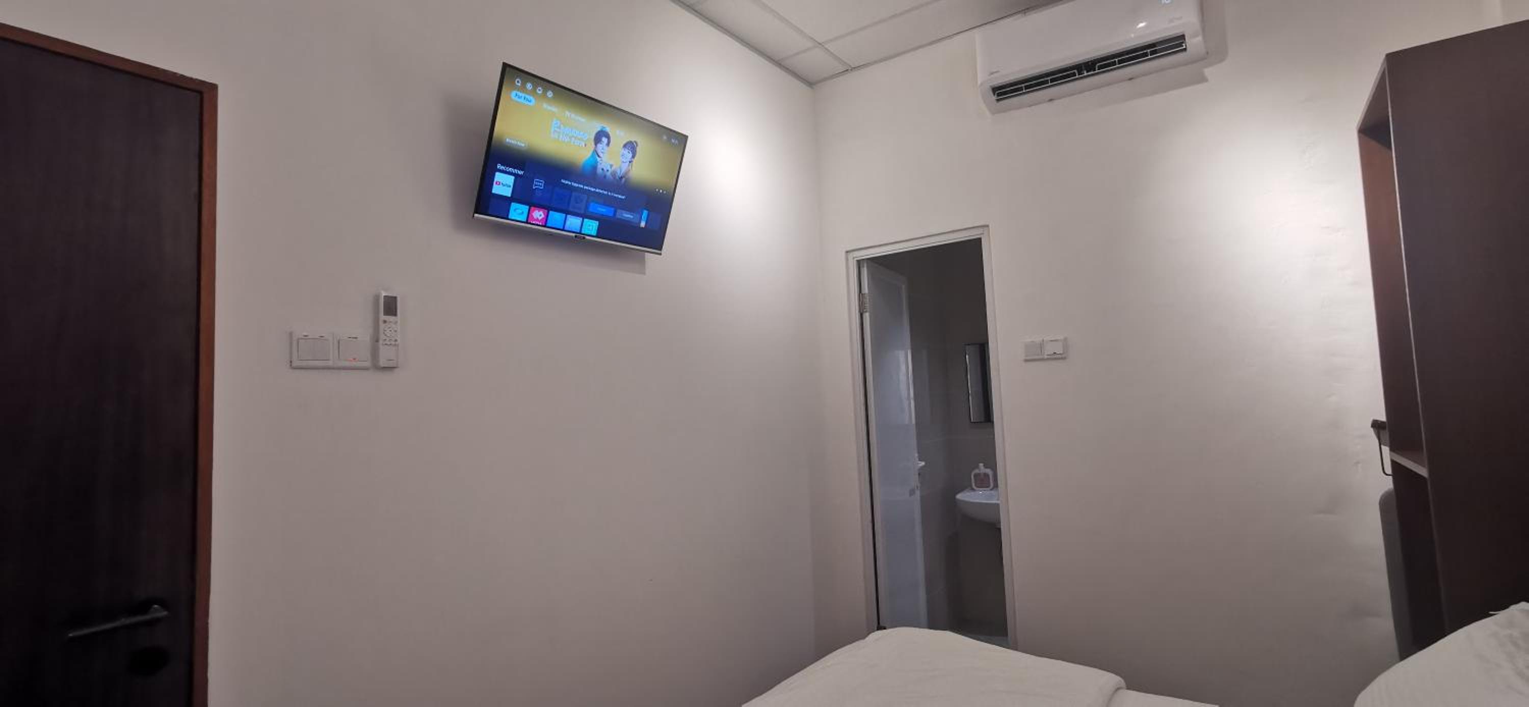 Double Room with Private Bathroom (No window) - Photo 6