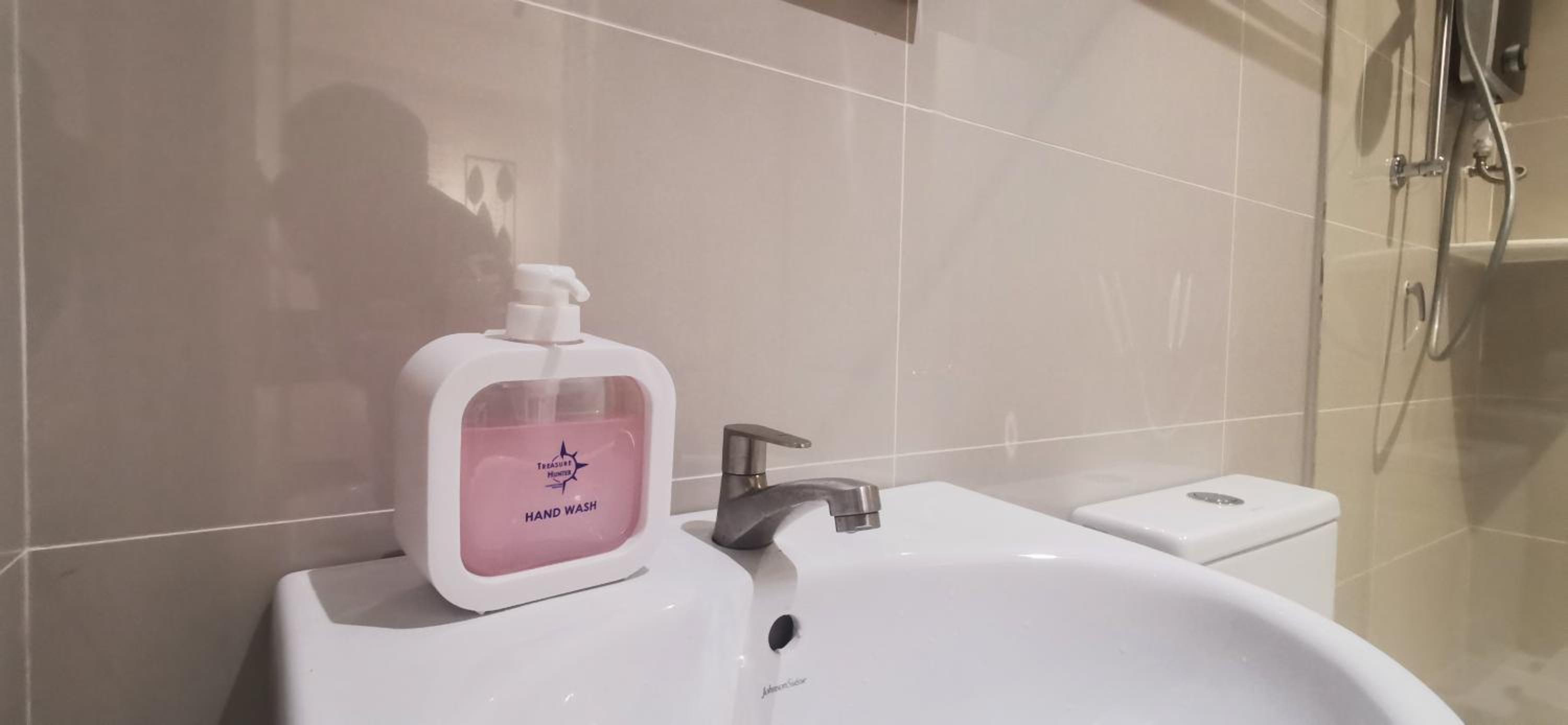 Double Room with Private Bathroom (No window) - Photo 7