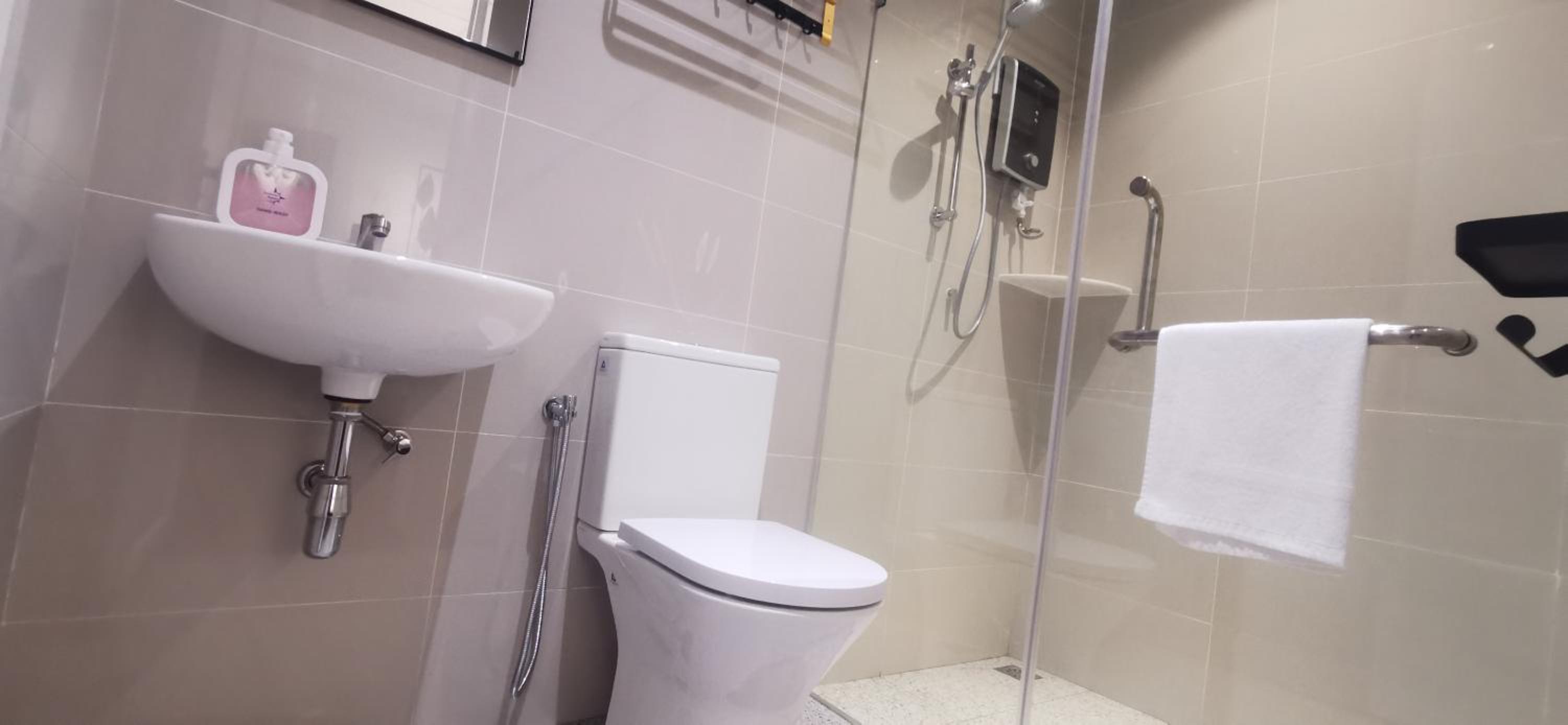 Double Room with Private Bathroom (No window) - Photo 8