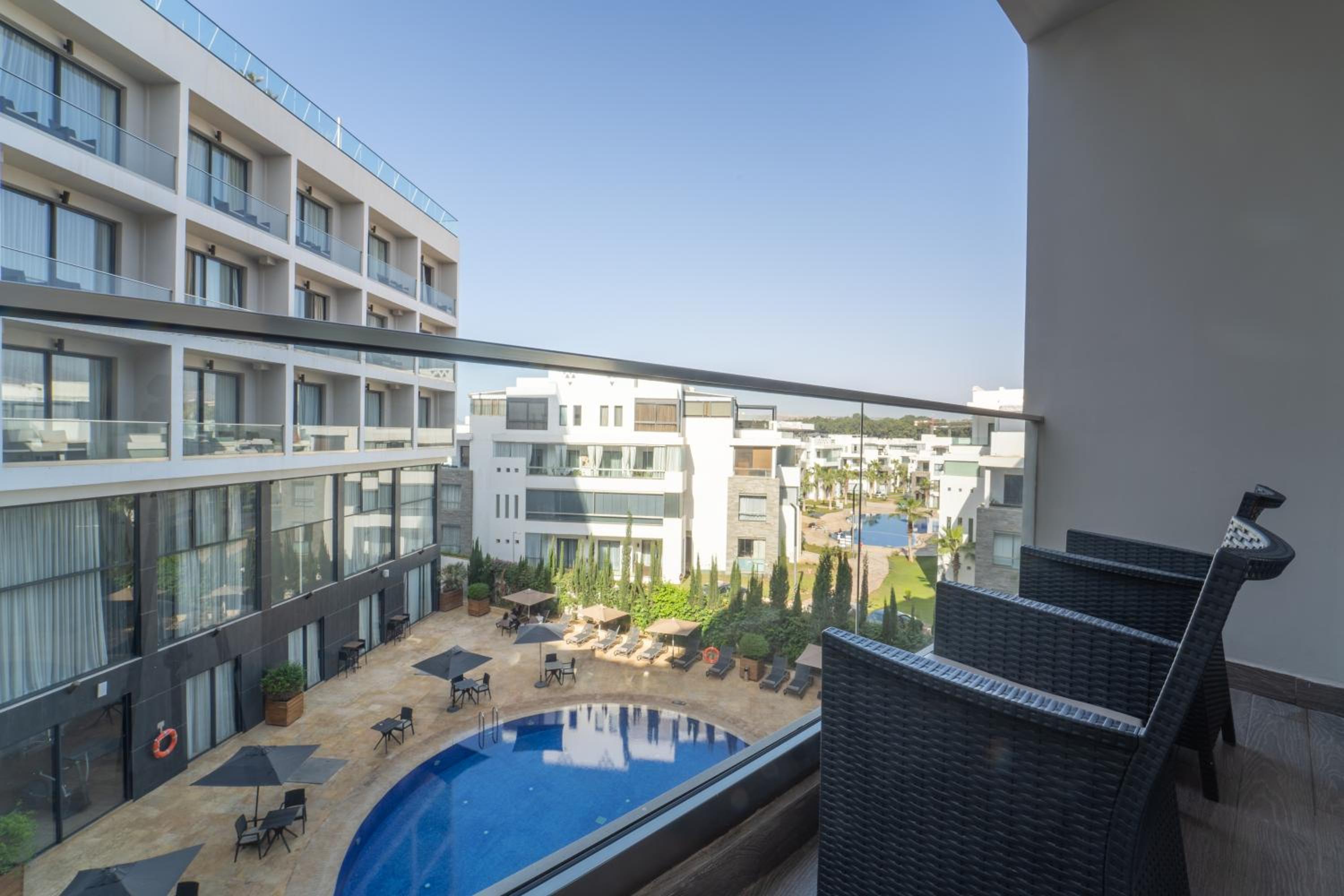 Double Room with Pool View - Photo 3