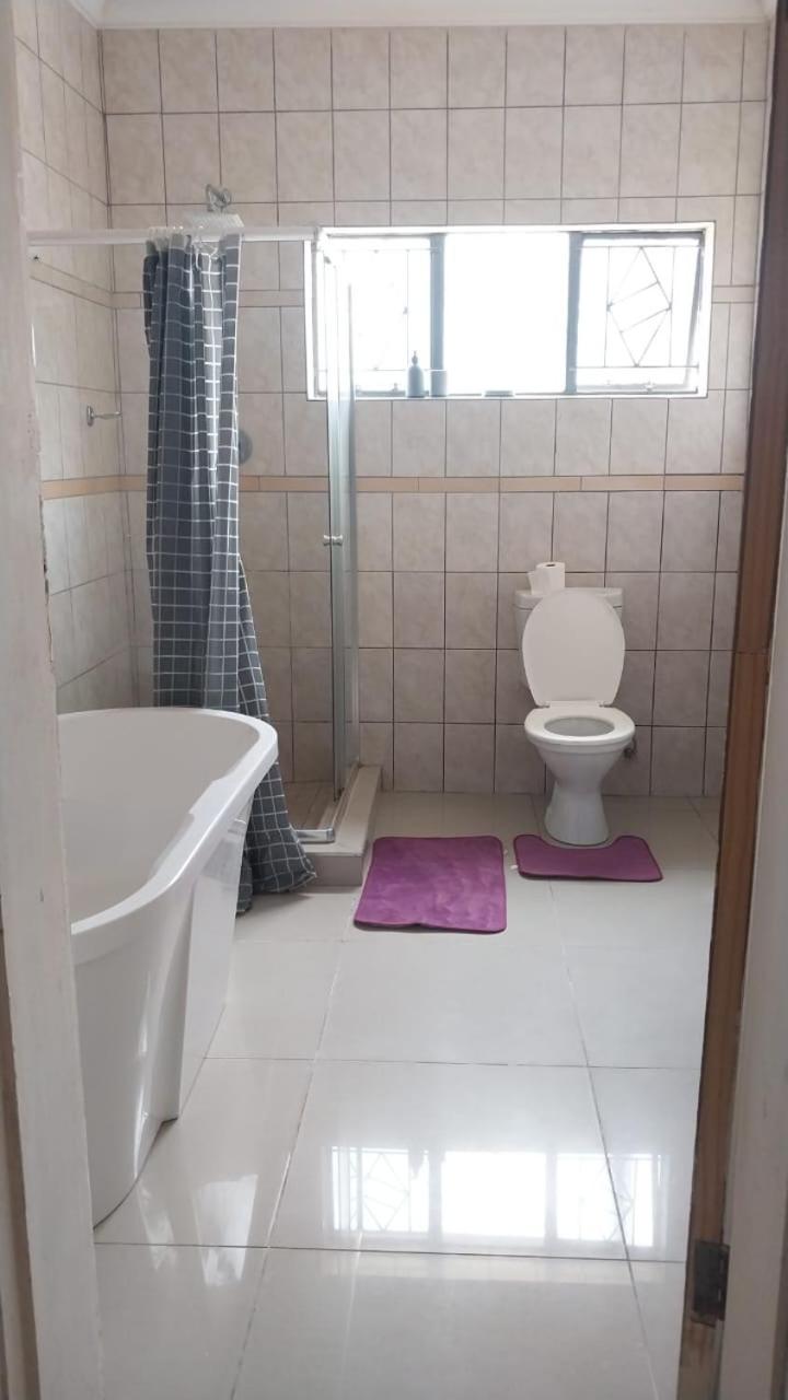 Family Room with Shared Bathroom photo 3