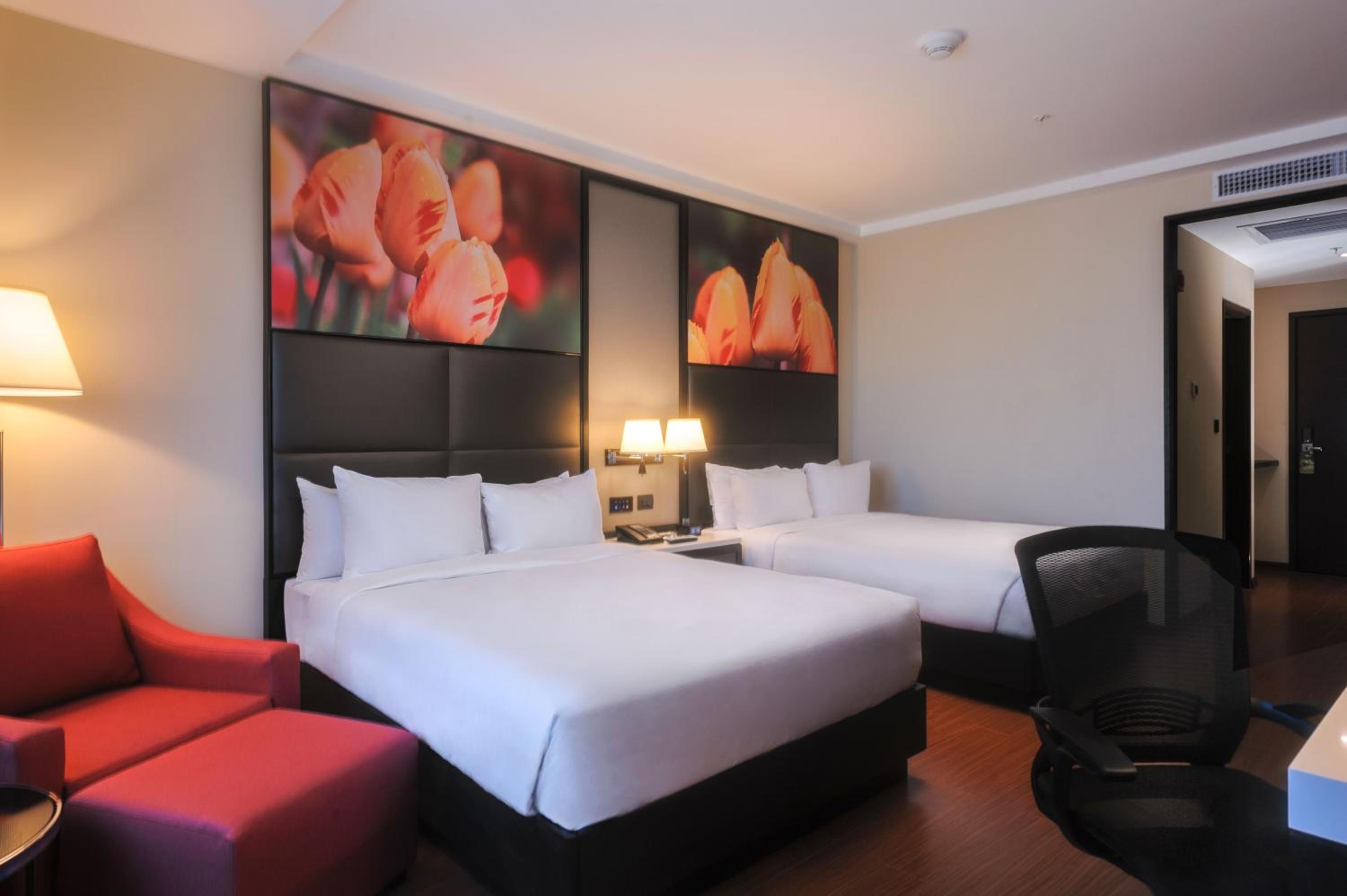 Queen Room with Two Queen Beds photo 3