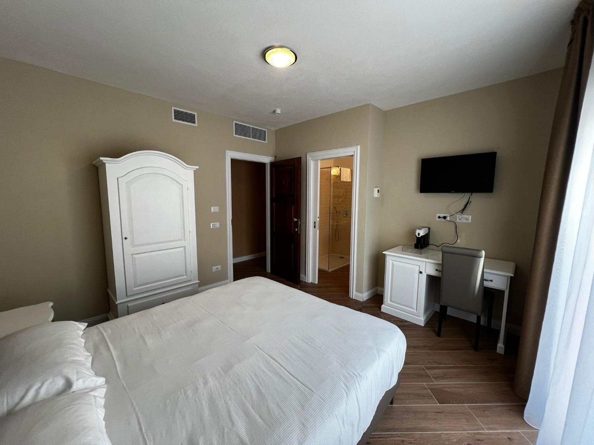 Double Room with Garden View - Photo 8