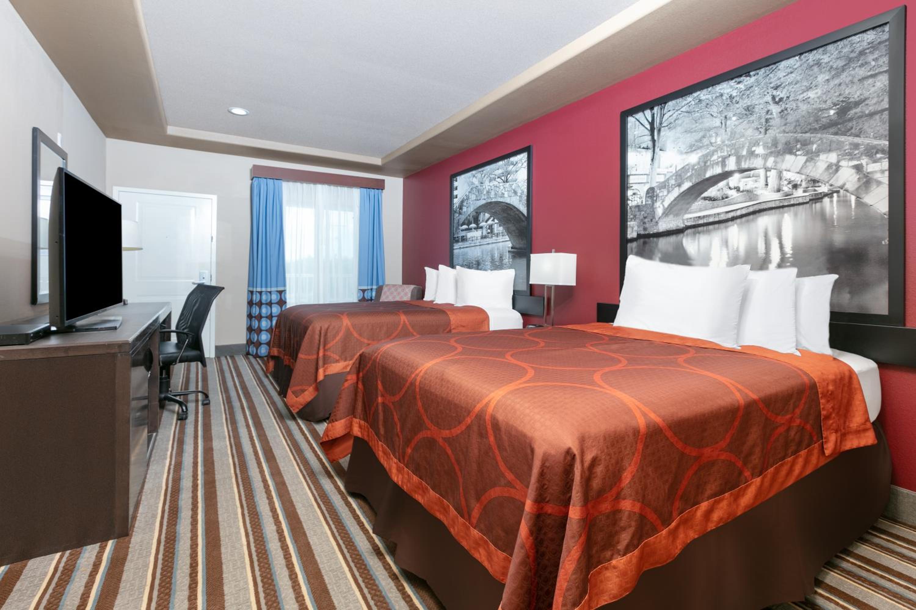 Deluxe Queen Room with Two Queen Beds, Non-Smoking photo 2