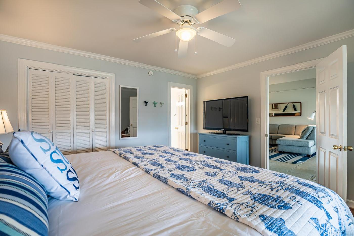 Five-Bedroom House photo 1