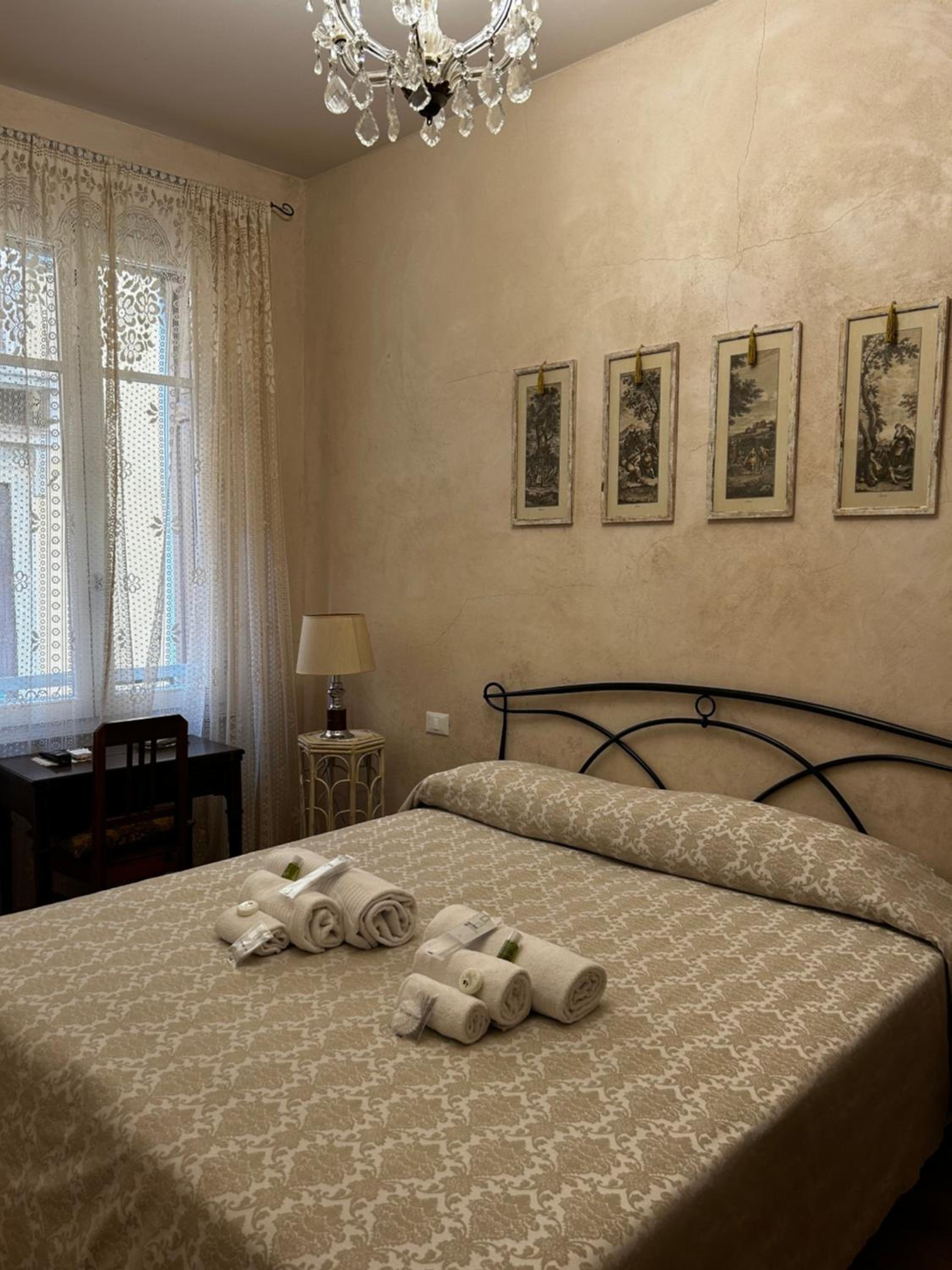 Budget Double Room - Photo 1