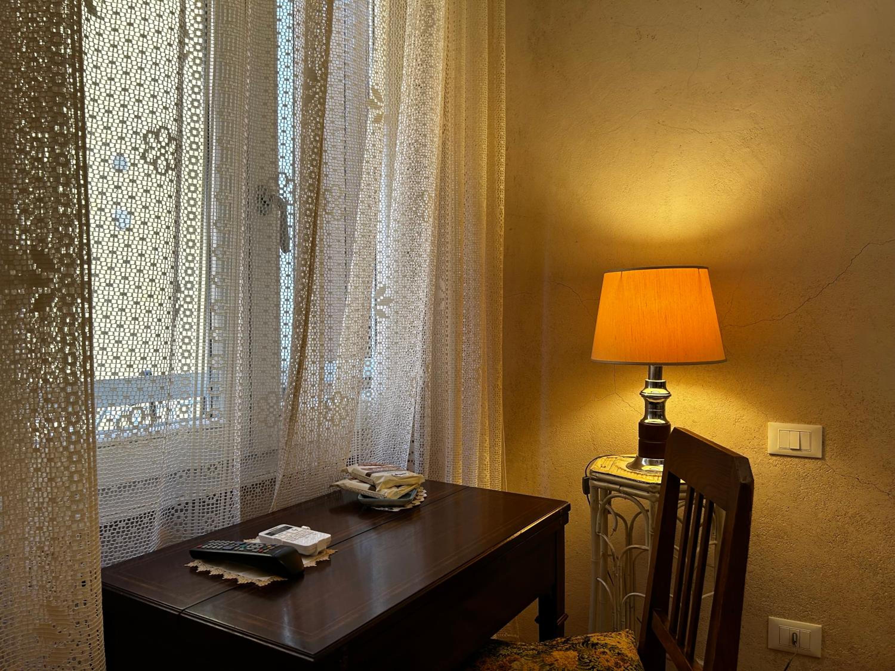 Budget Double Room - Photo 7