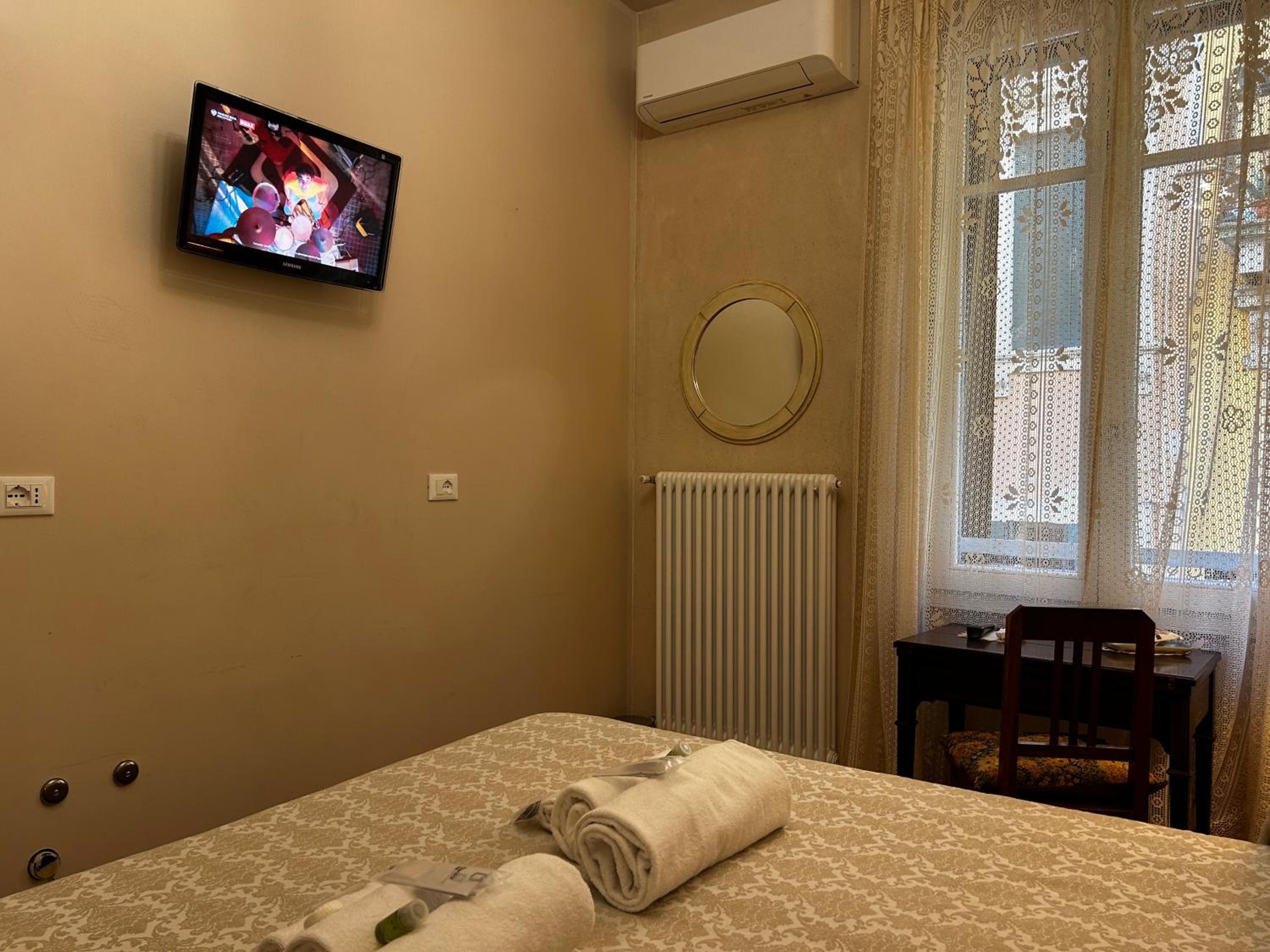 Budget Double Room - Photo 9