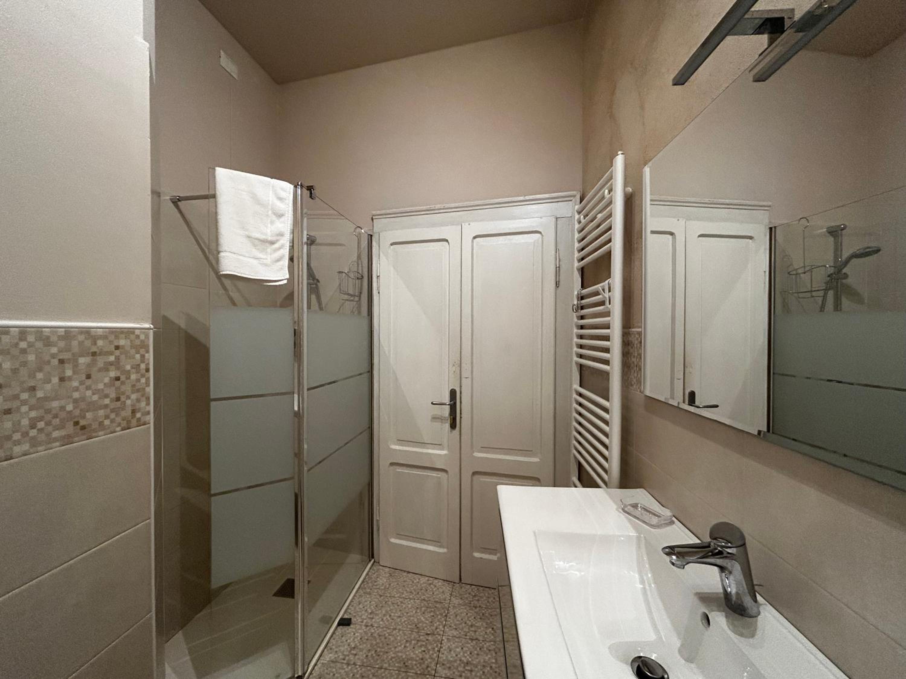 Budget Double Room - Photo 10
