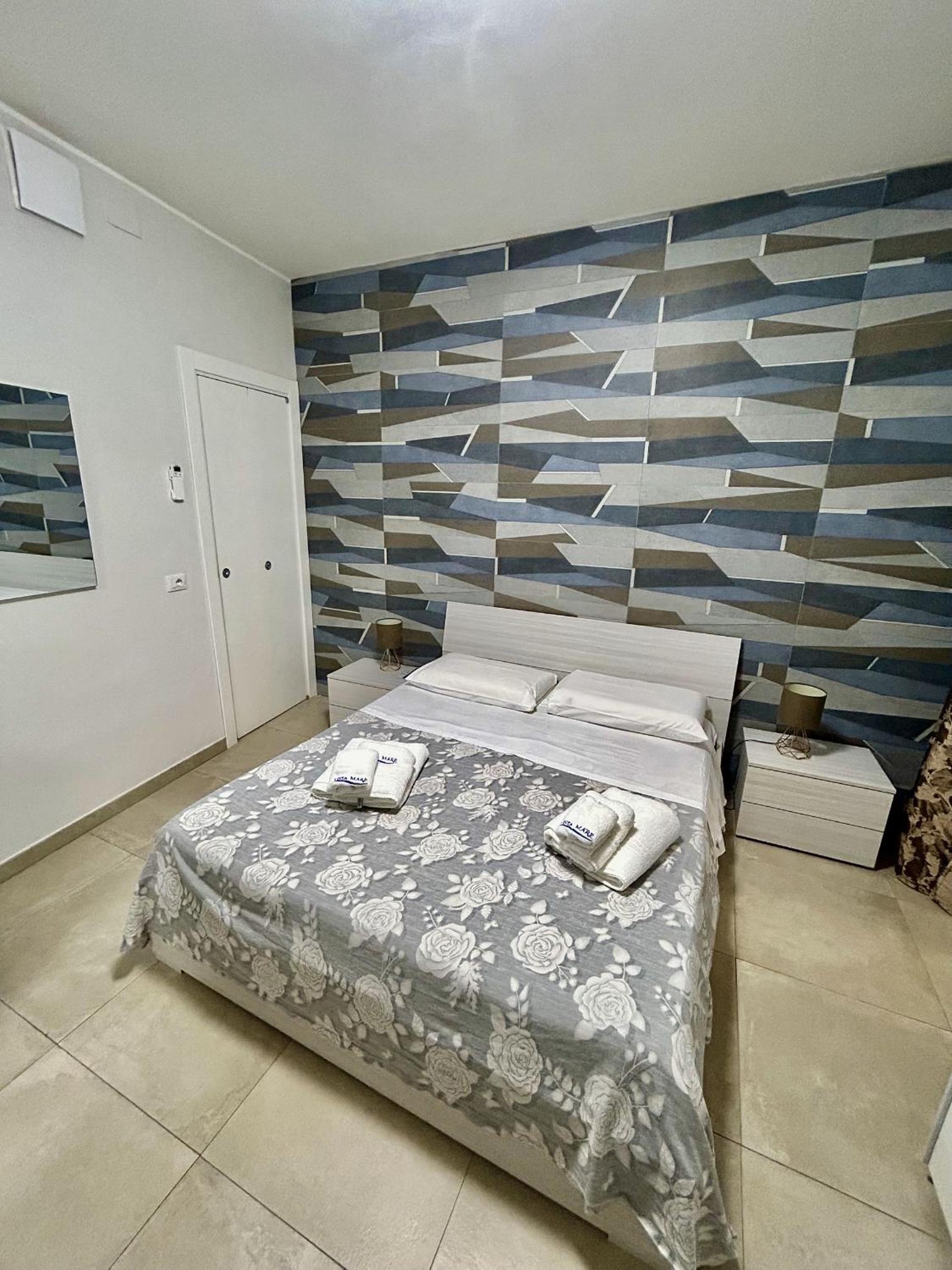 Double Room with Private Bathroom - Ground Floor - Photo 7