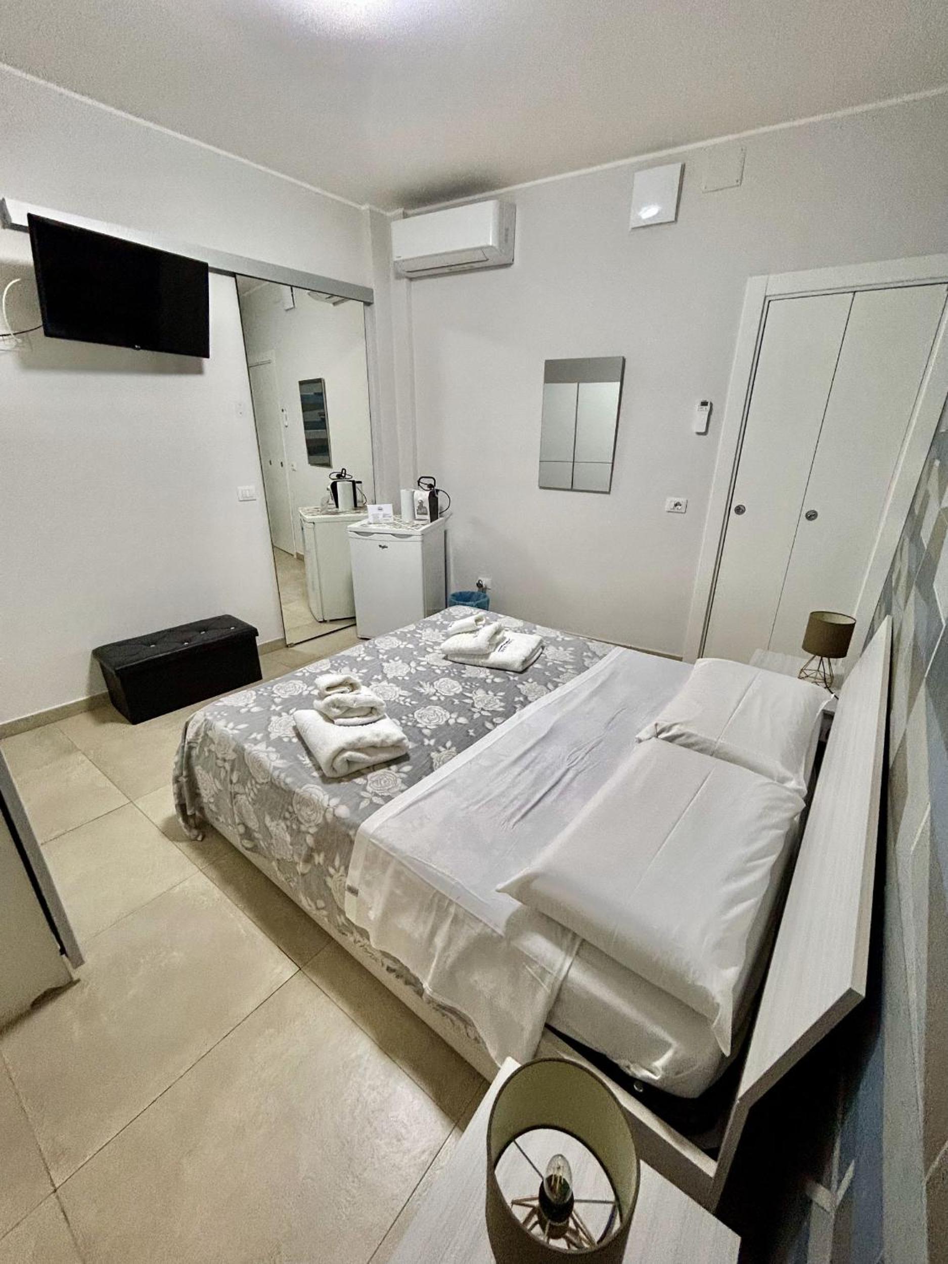 Double Room with Private Bathroom - Ground Floor - Photo 6