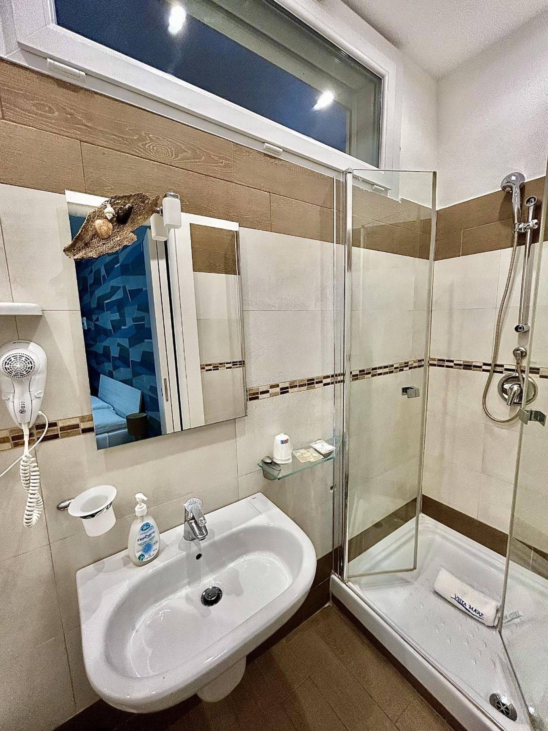 Double Room with Private Bathroom - Ground Floor - Photo 5