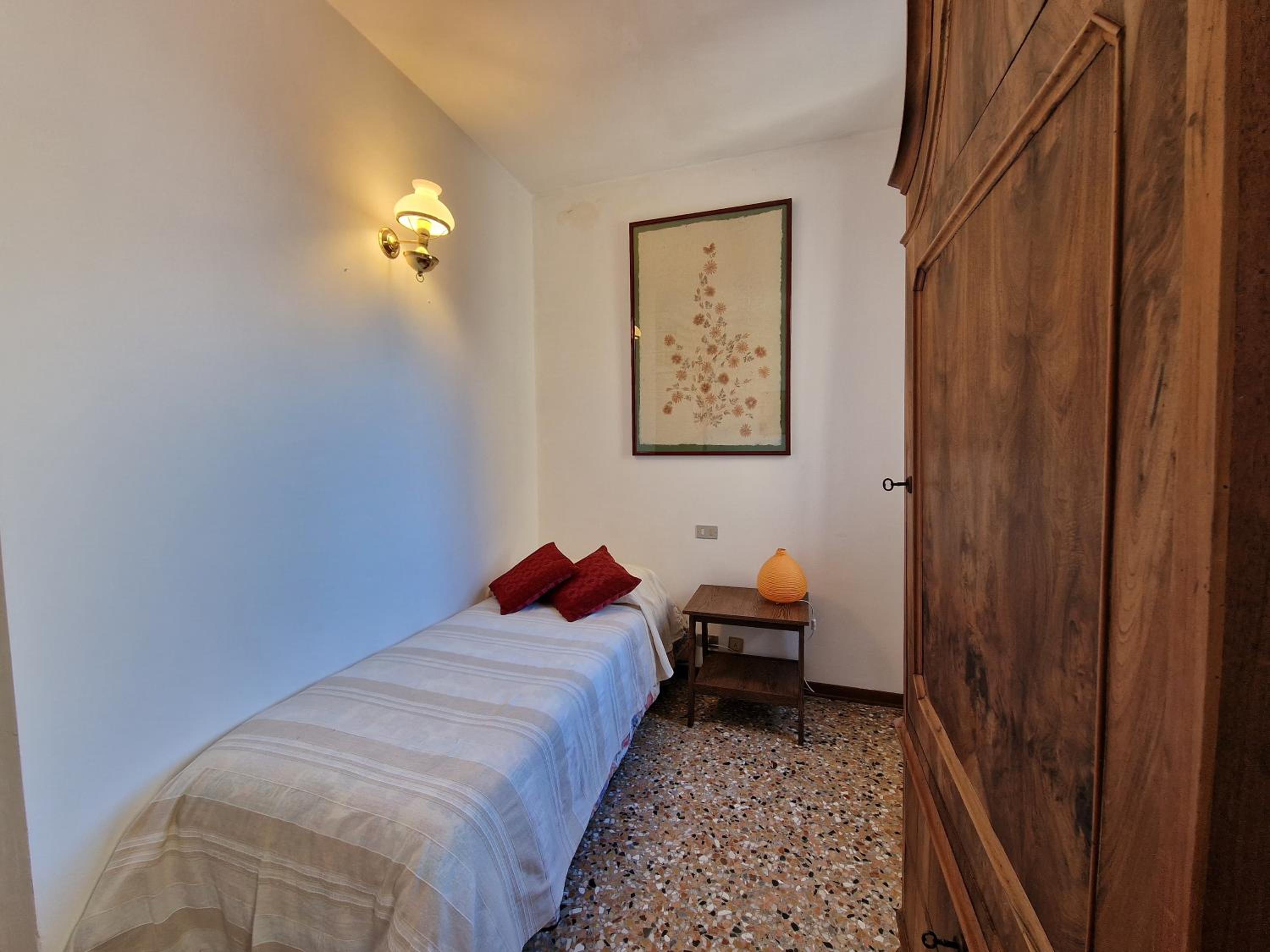 Budget Room with Shared Bathroom photo 1