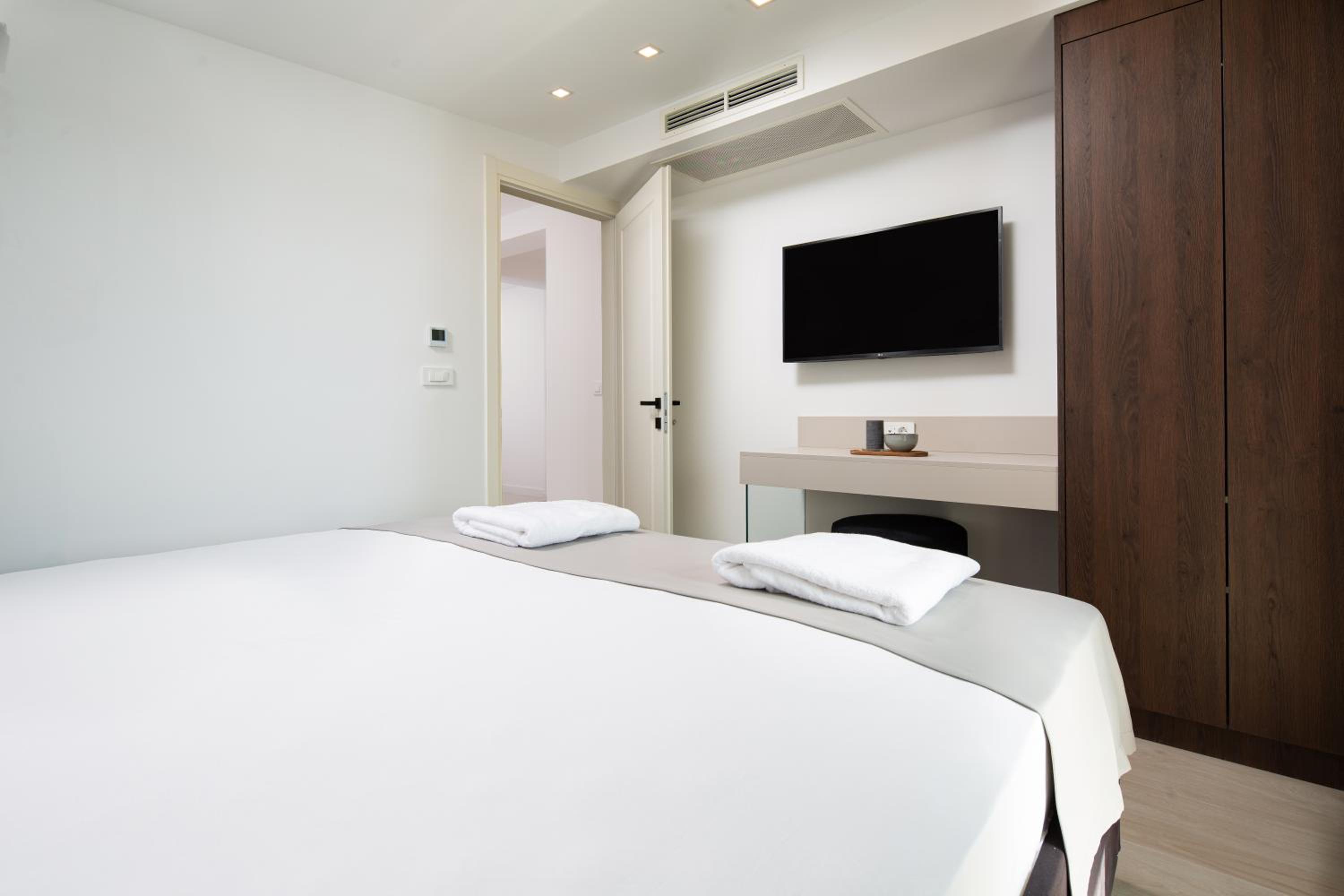 Queen Suite with Spa Bath photo 2