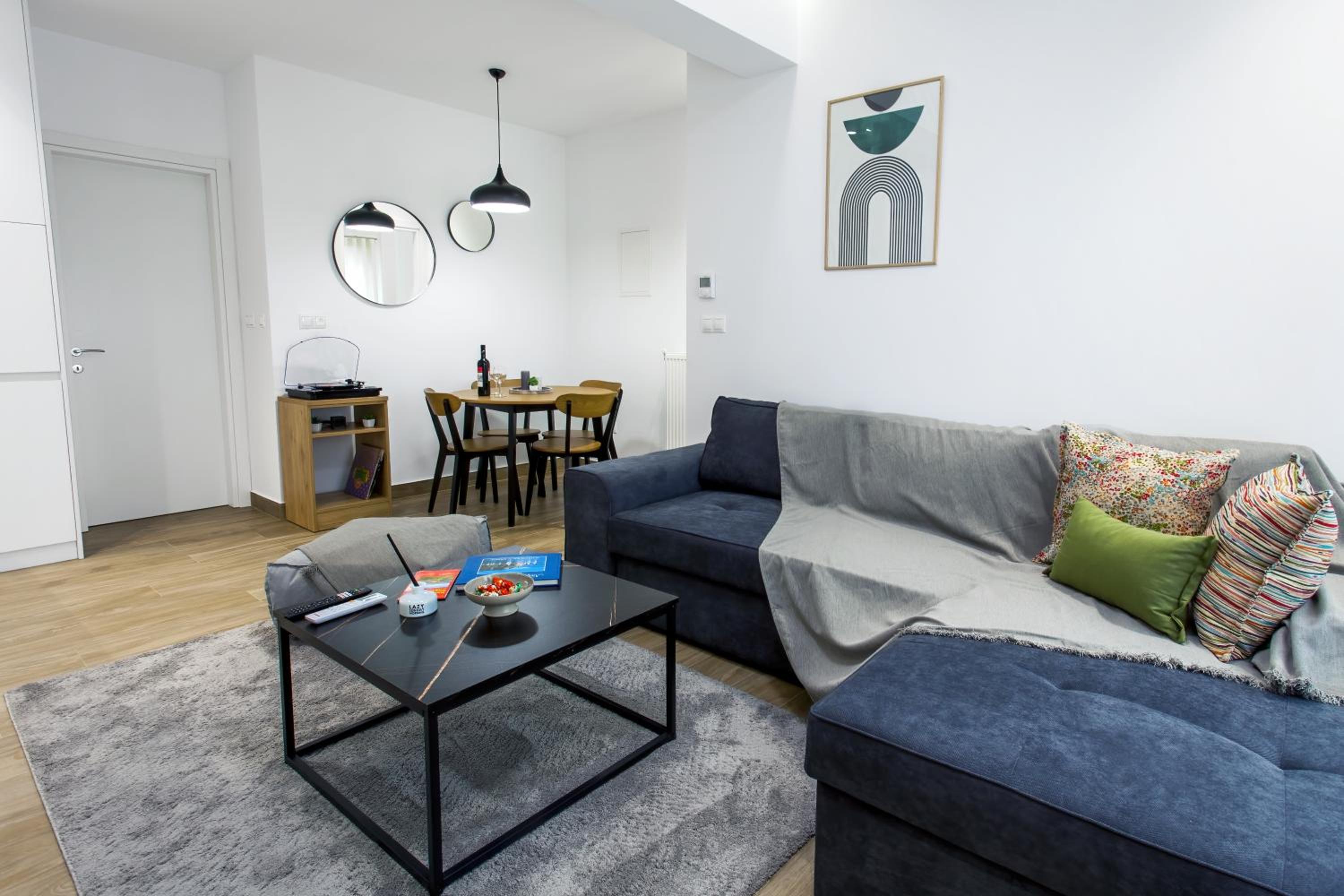 One-Bedroom Apartment photo 1