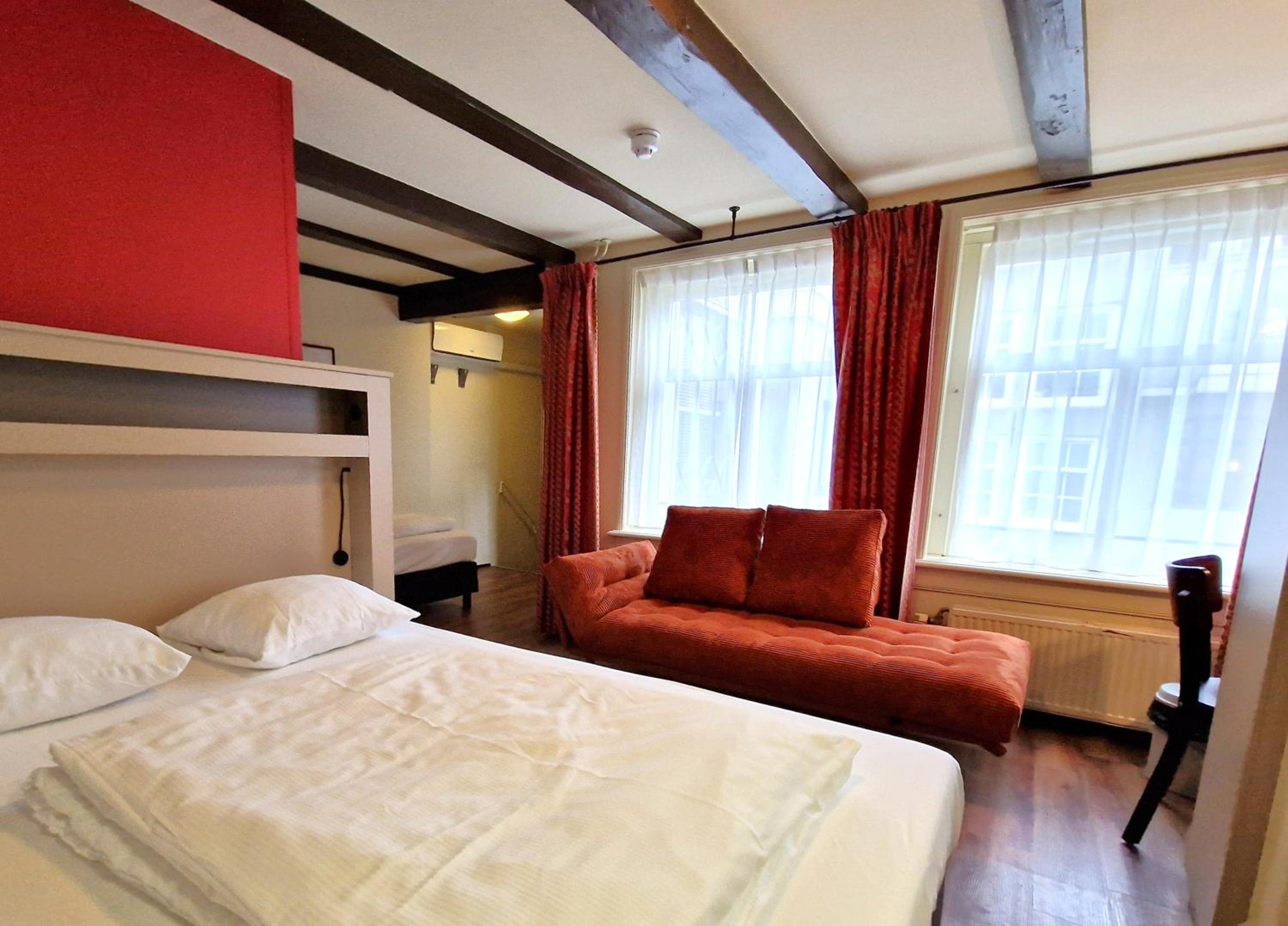 Deluxe Family Room thumbnail 6