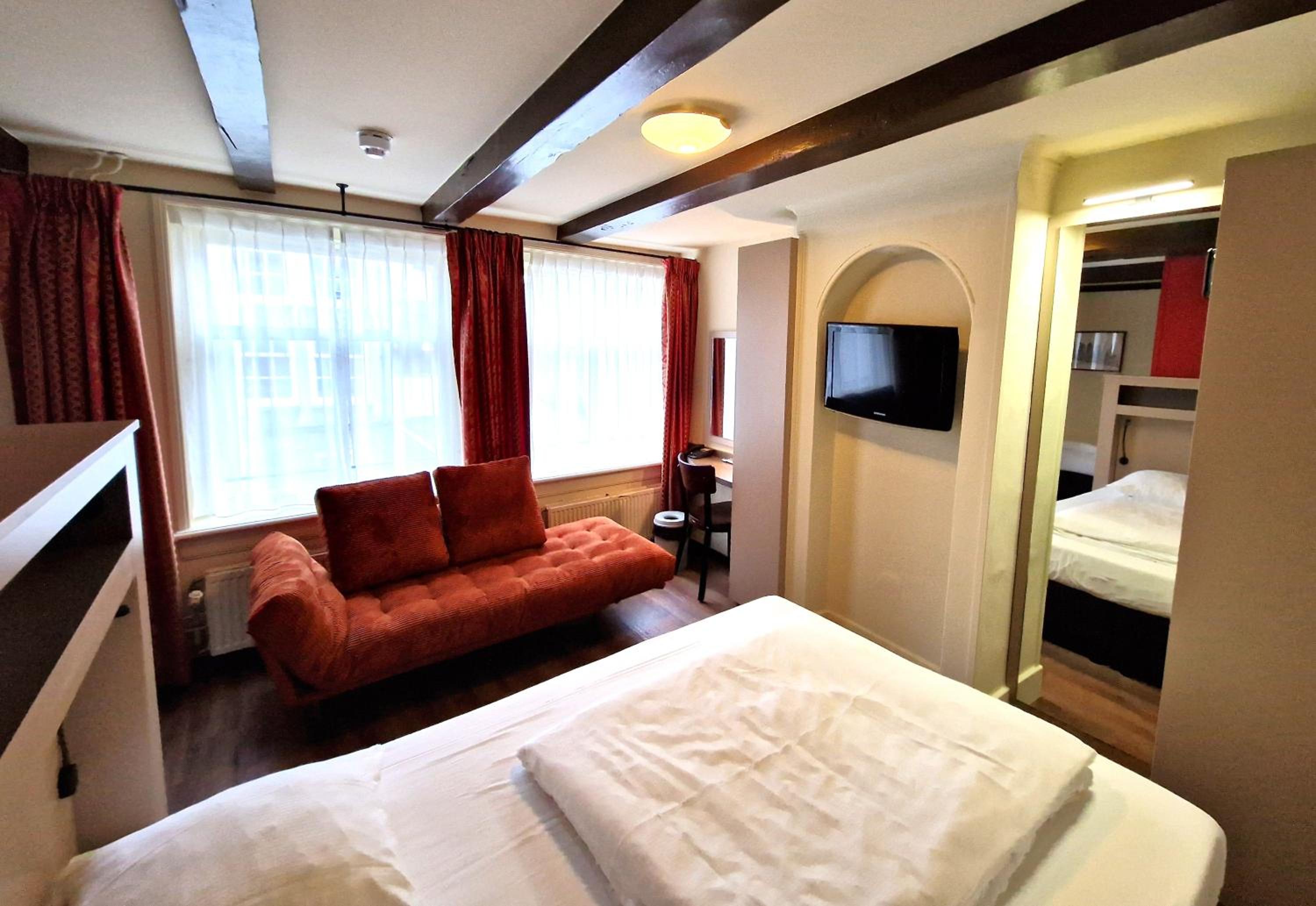 Deluxe Family Room thumbnail 5
