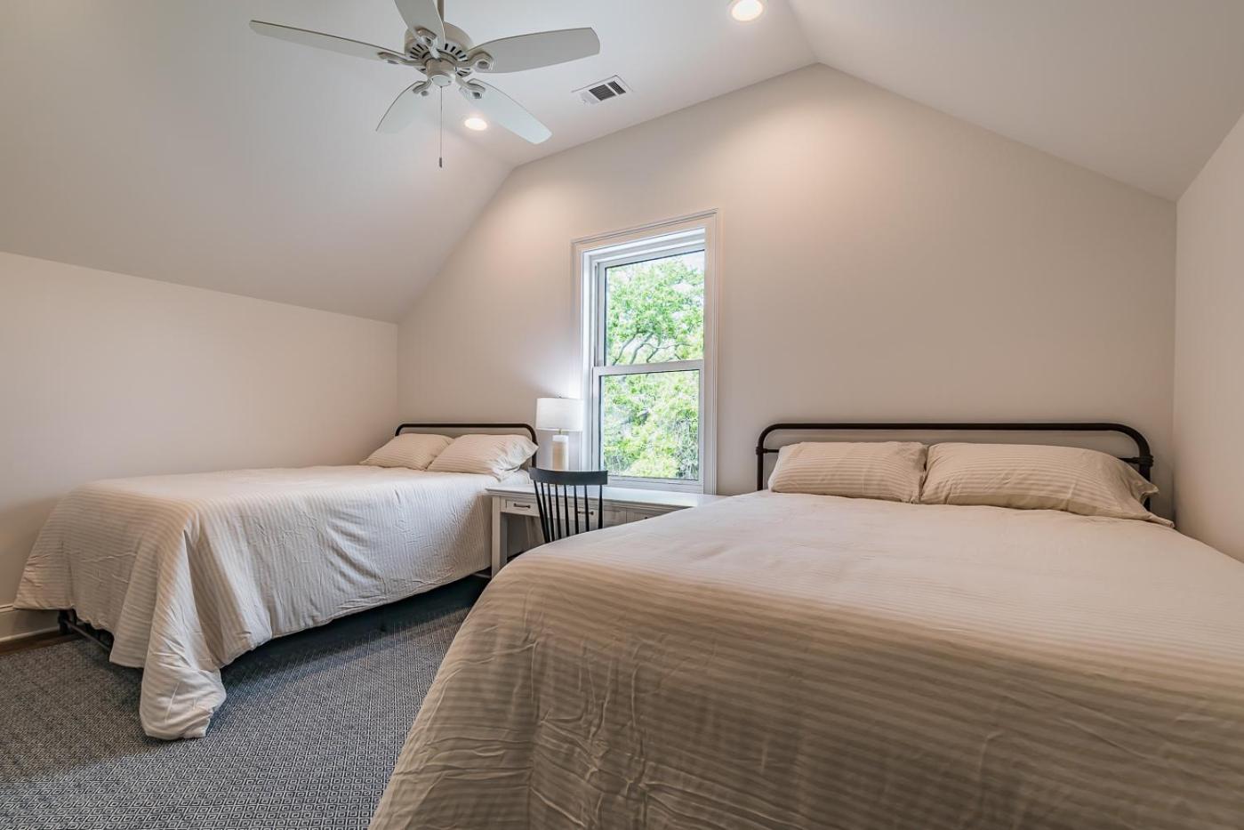 Six-Bedroom House photo 2