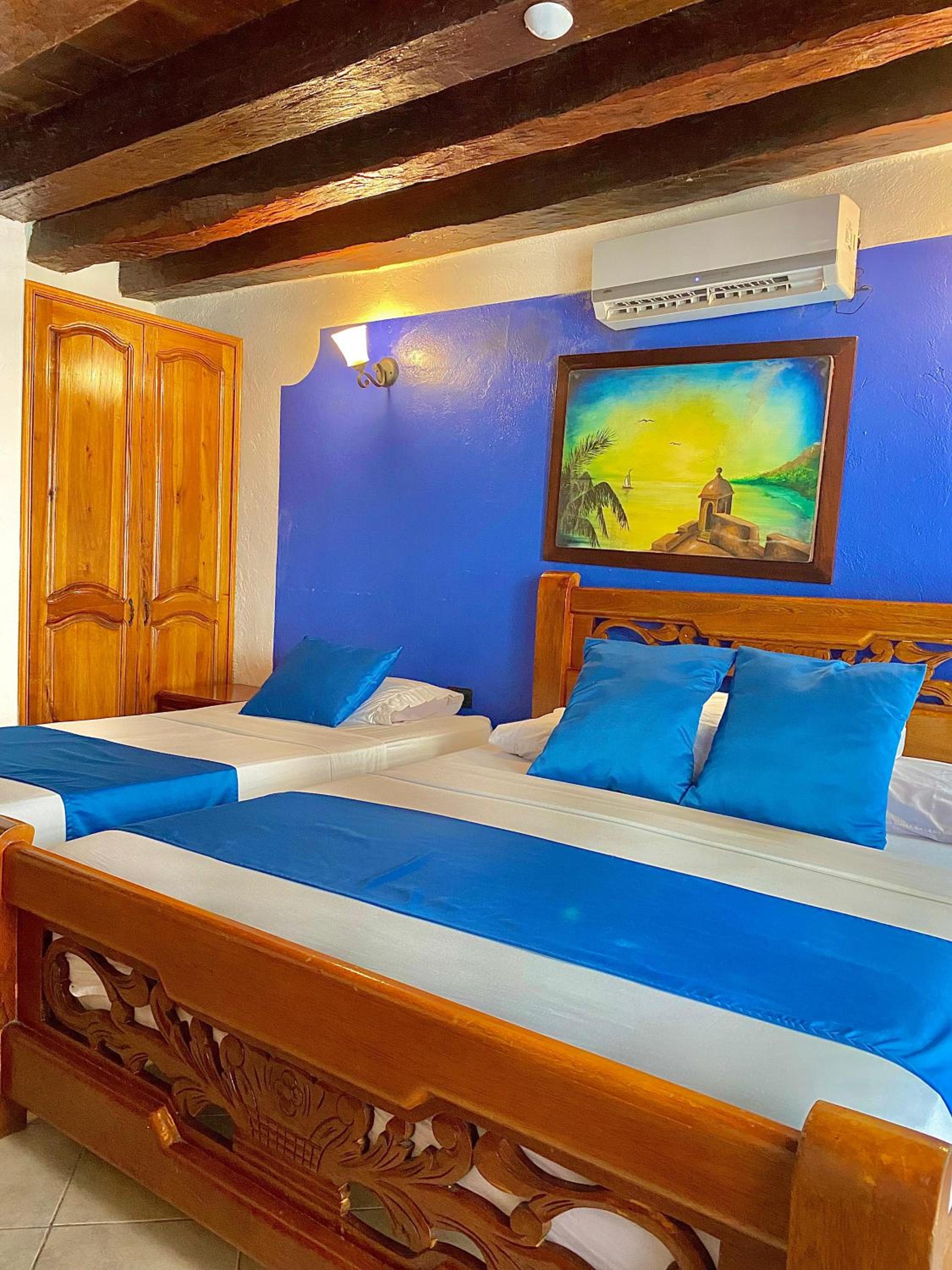 Deluxe Room with Balcony - Photo 12