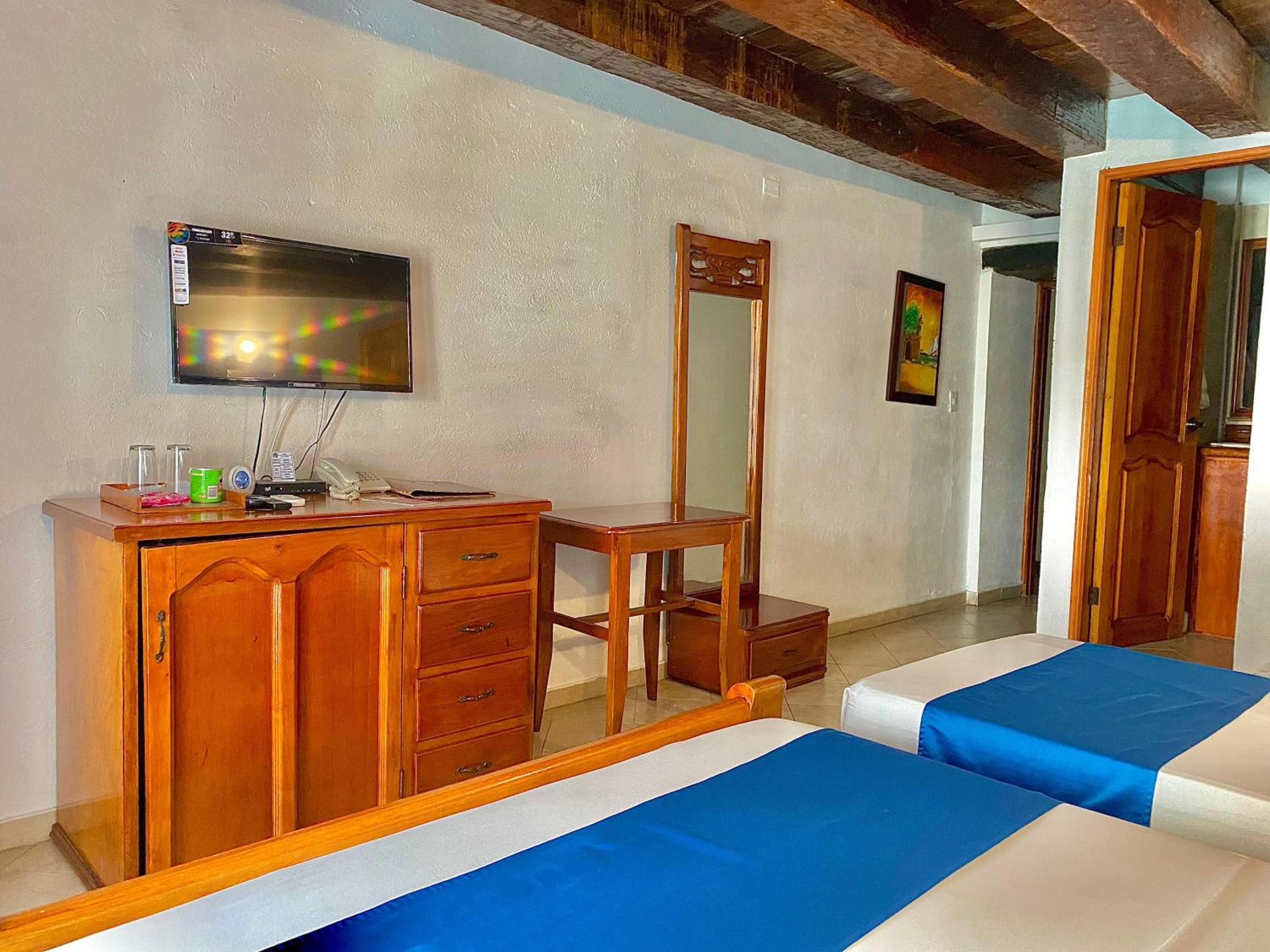 Deluxe Room with Balcony - Photo 20