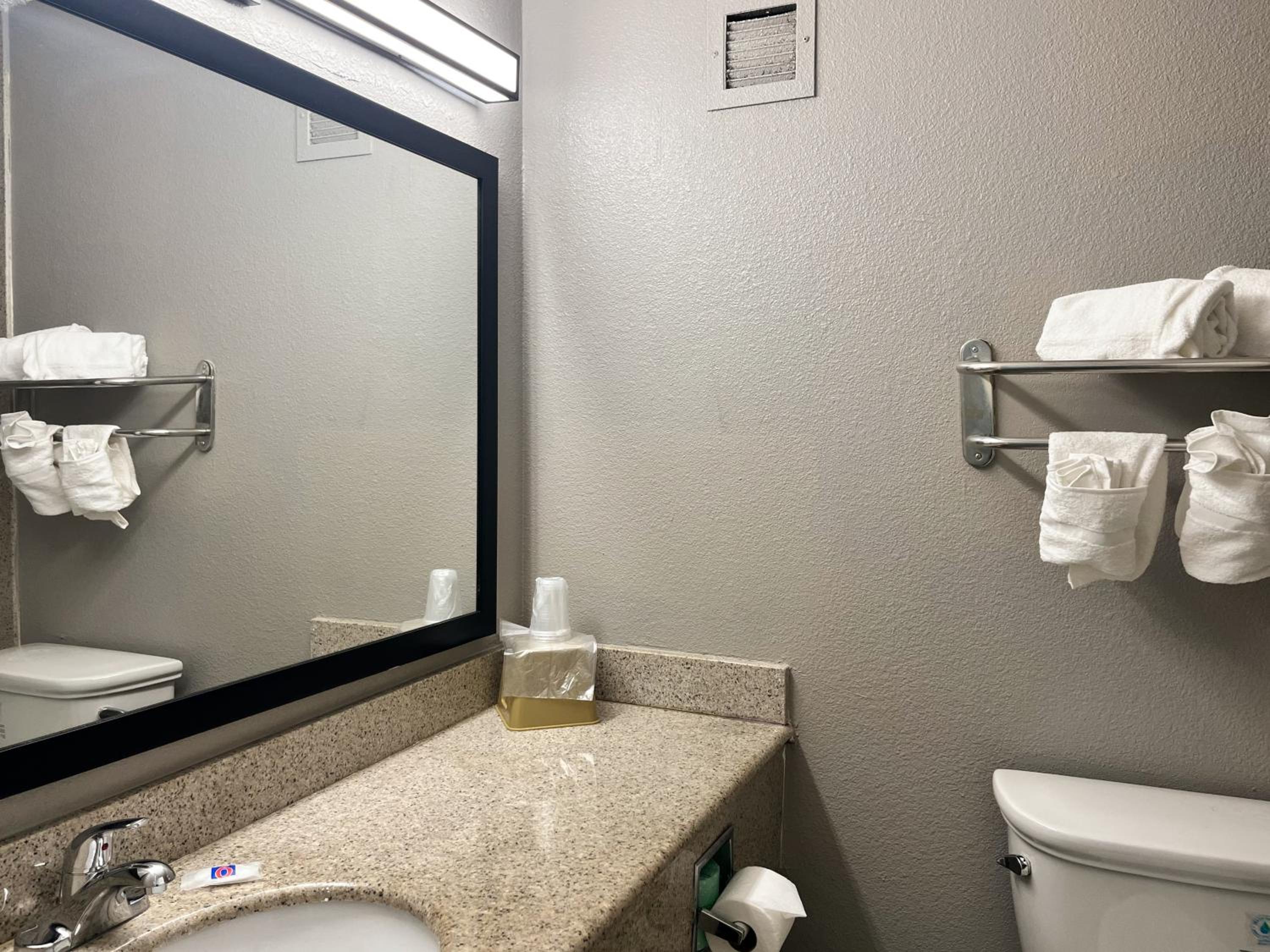Quadruple Room - Non-Smoking - Photo 4