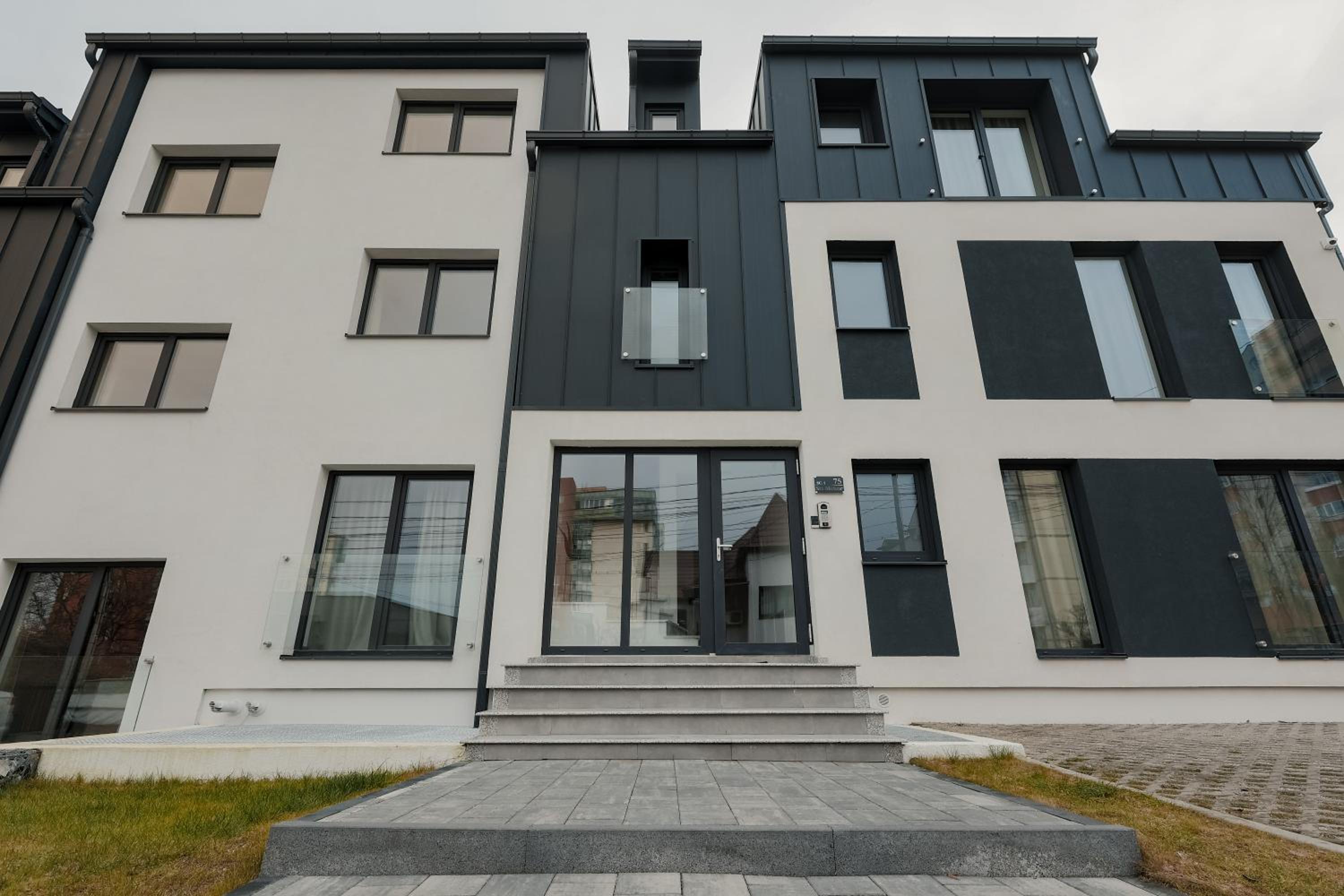 Apartment with Balcony - Photo 11