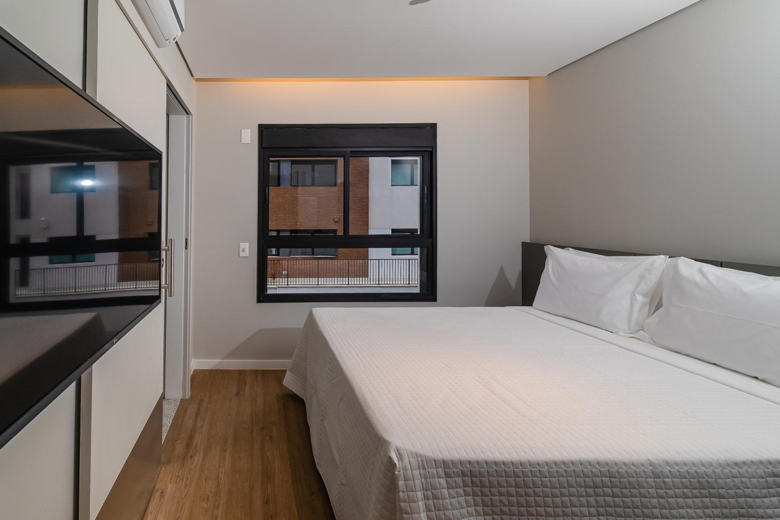 Traditional Studio, 1 Queen Bed thumbnail 6