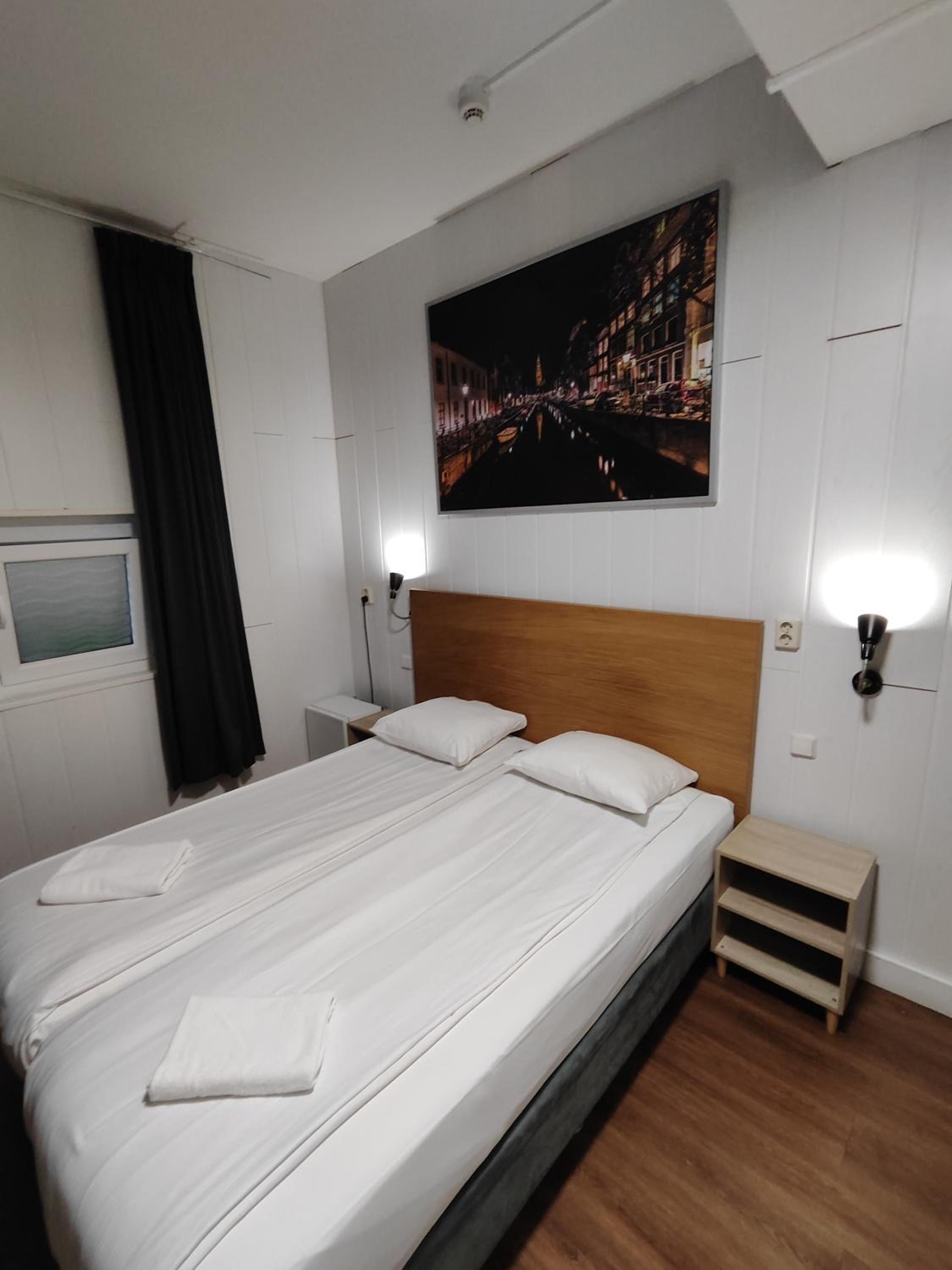 Budget Twin Room without Window photo 3