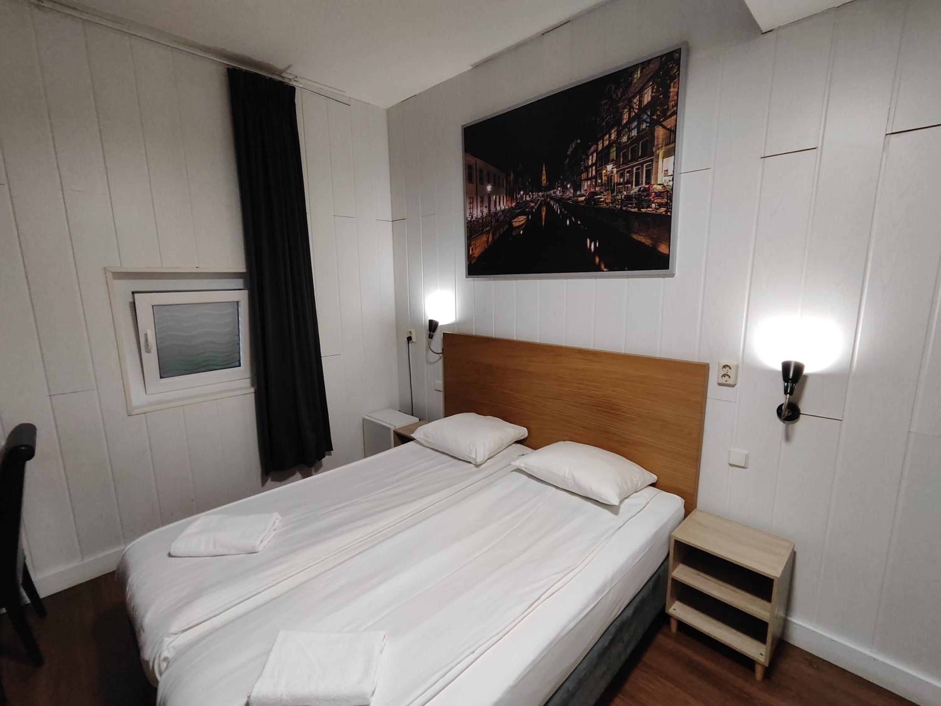 Budget Twin Room without Window photo 2