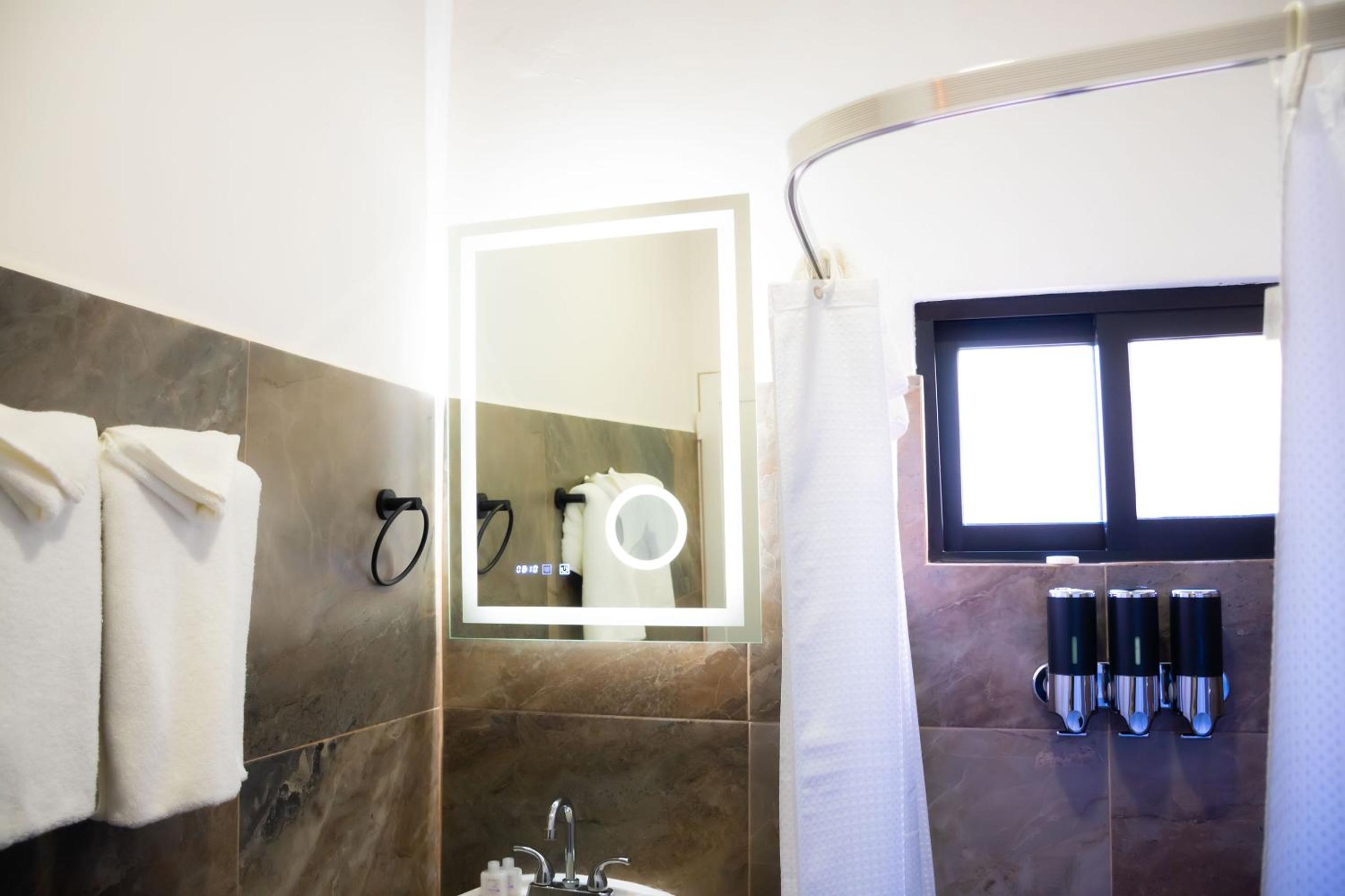 Superior King Room - Photo 5
