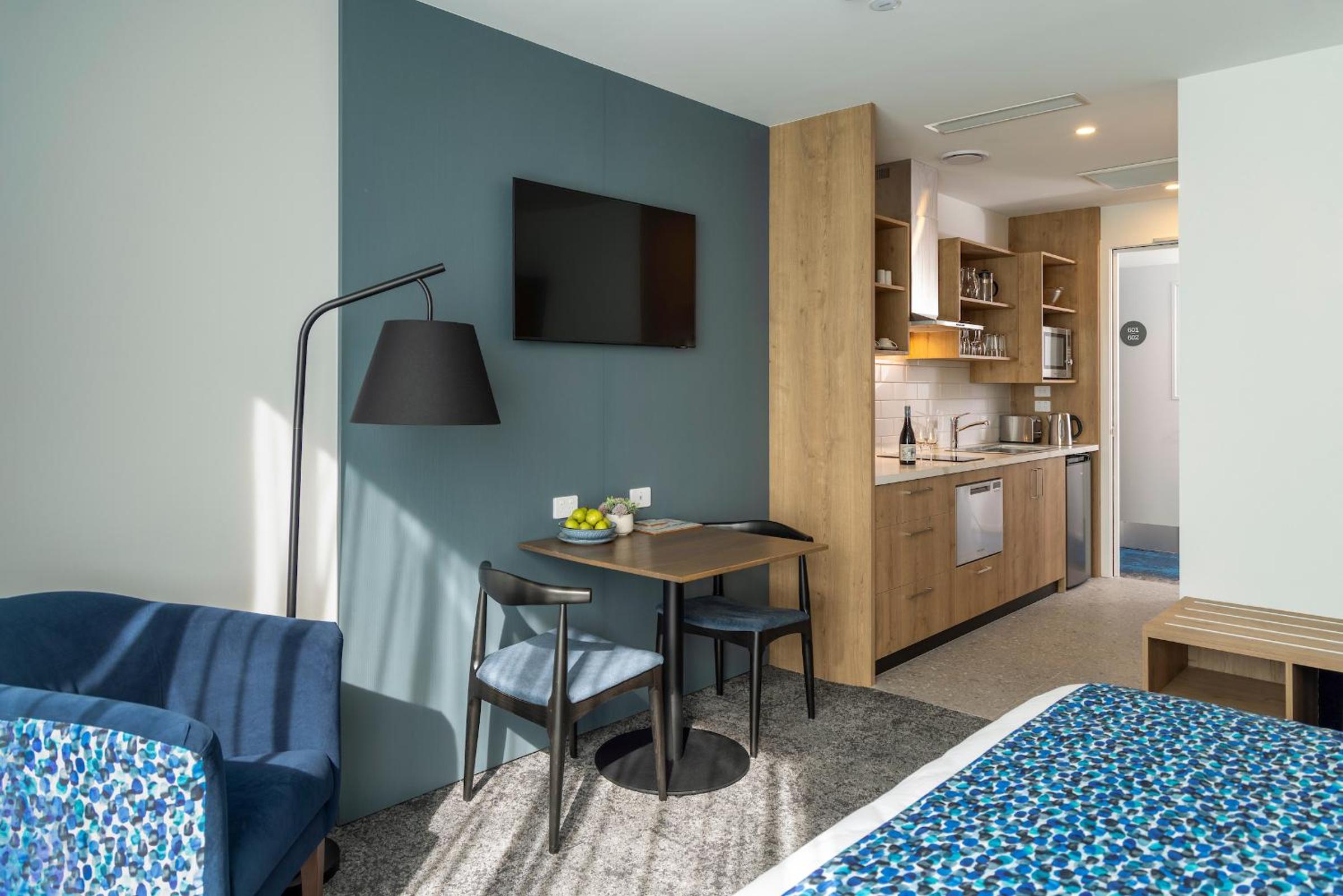 Two Bedroom Interconnecting Apartment - Photo 3