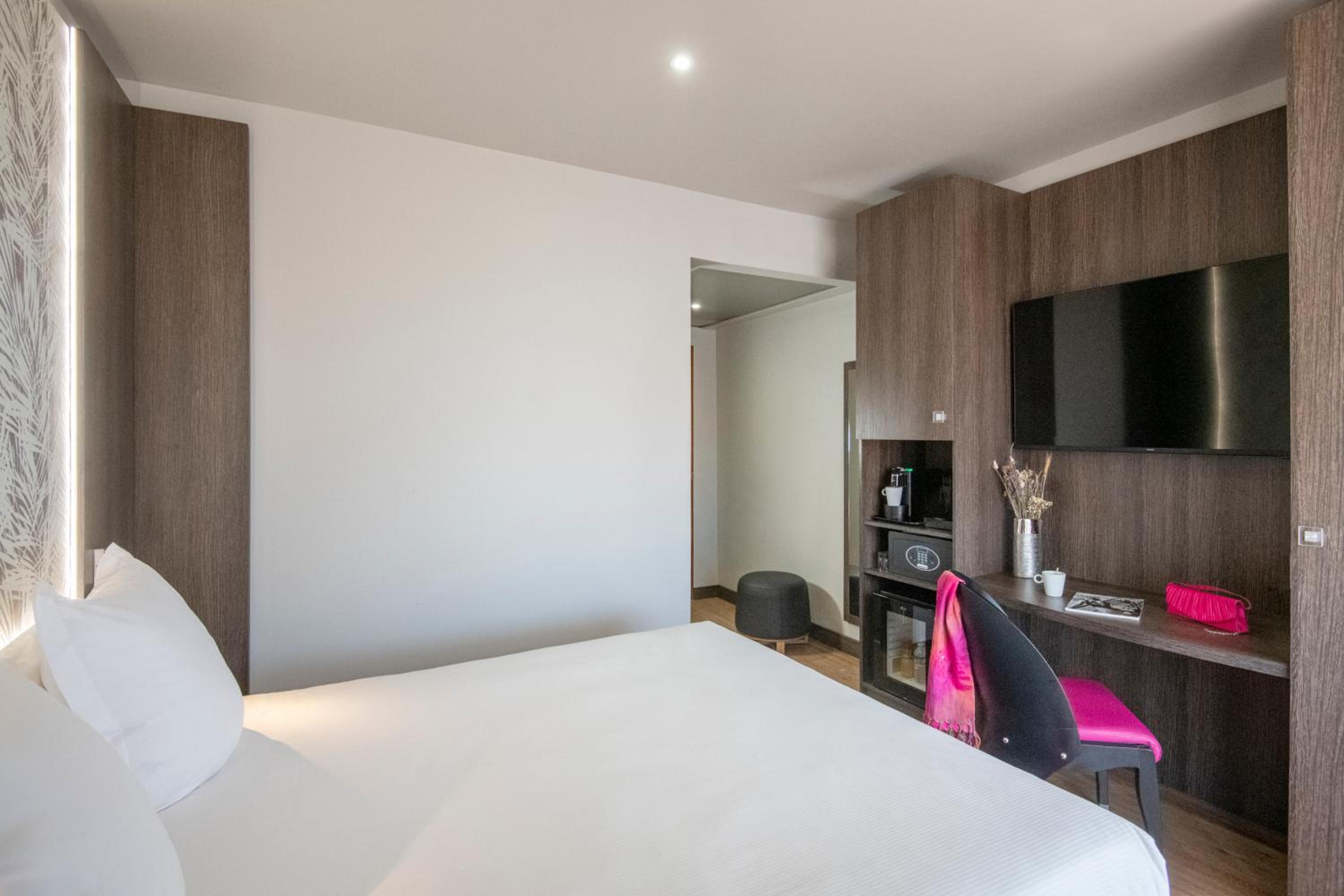 Superior Double Room with Terrace - Patio View