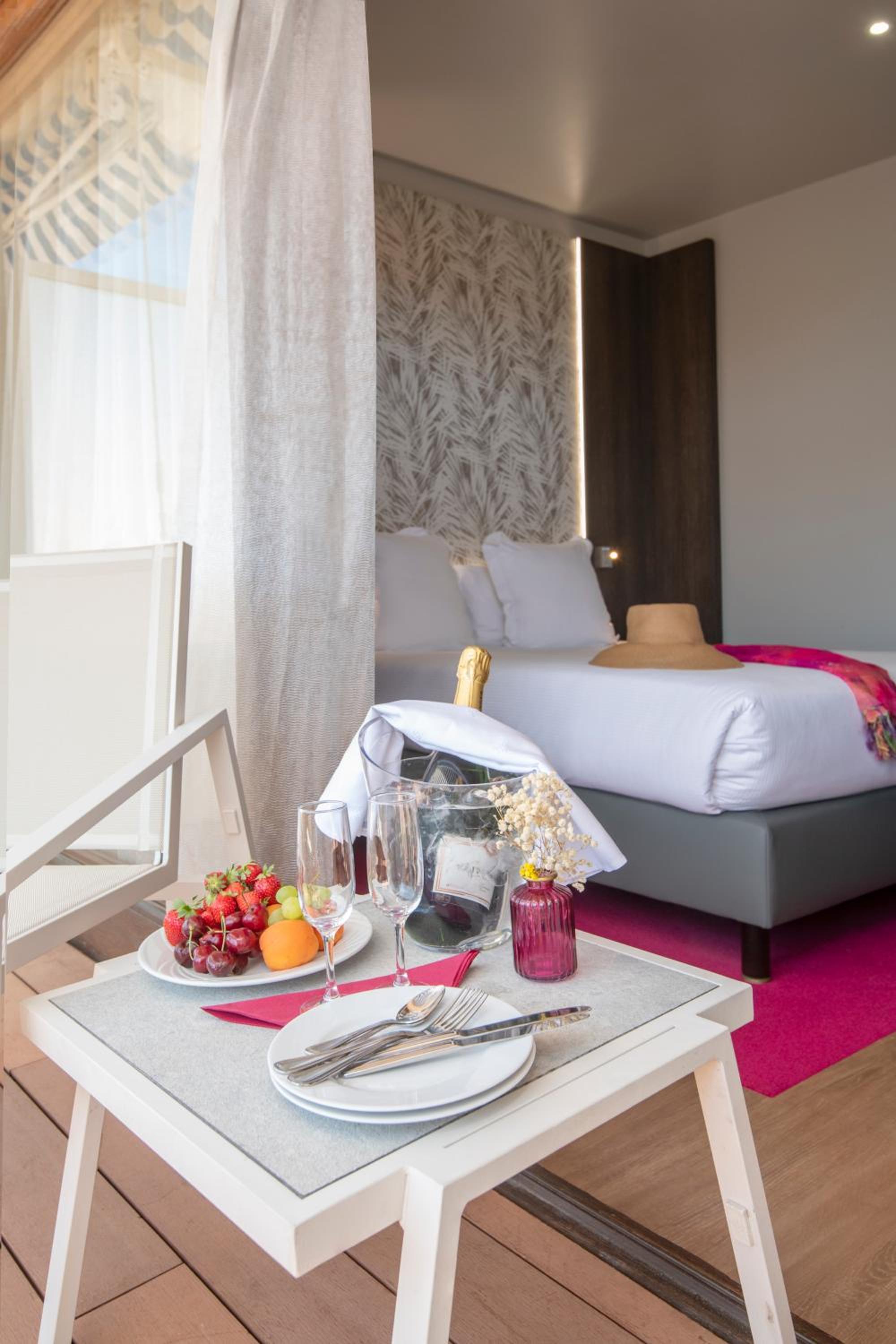 Superior Double Room with Terrace - Patio View thumbnail 6